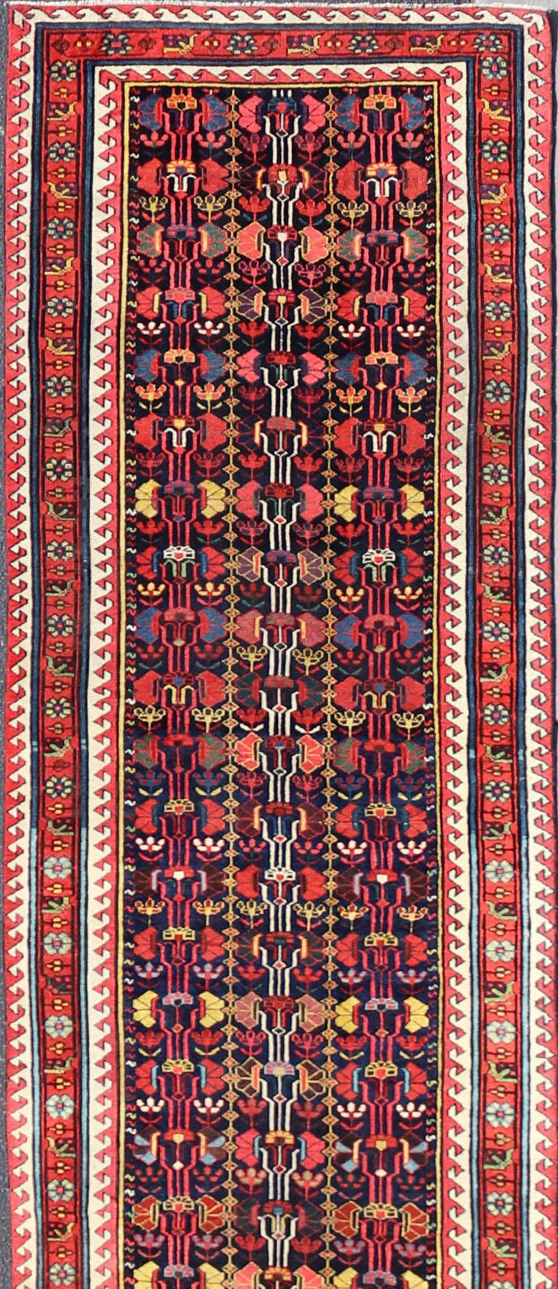 Runner lungo Kazak antico e colorato con motivi multi geometrici su campo blu in vendita 4