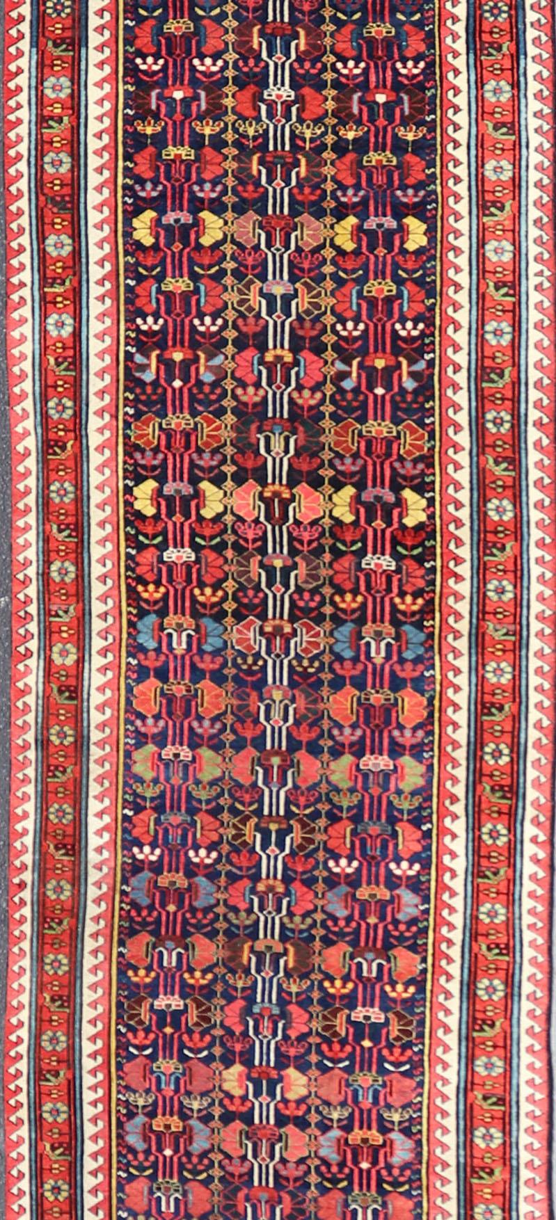 Runner lungo Kazak antico e colorato con motivi multi geometrici su campo blu in vendita 5