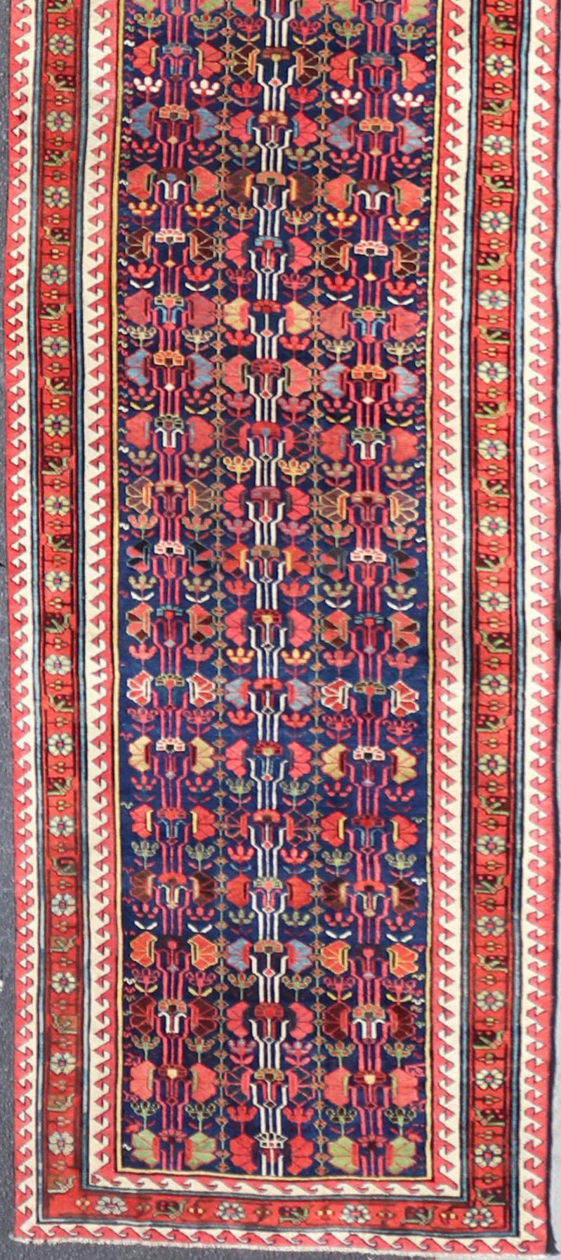Runner lungo kazako antico e colorato con motivi geometrici multipli su campo blu. Keivan Woven Arts / Tappeto EMB-8537, tipo / paese d'origine: Caucaso / Kazak, circa 1880, runner da galleria, grande caucasico. 
Misure: 3'5 x 18'6 
Questo