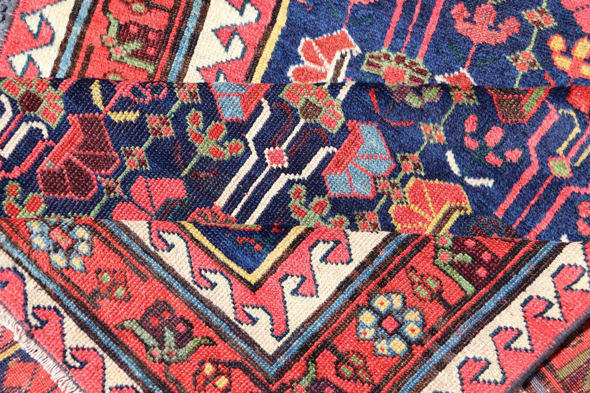 Caucasico Runner lungo Kazak antico e colorato con motivi multi geometrici su campo blu in vendita