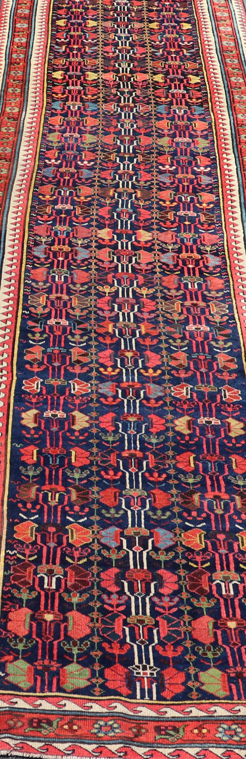 Runner lungo Kazak antico e colorato con motivi multi geometrici su campo blu In condizioni ottime in vendita a Atlanta, GA