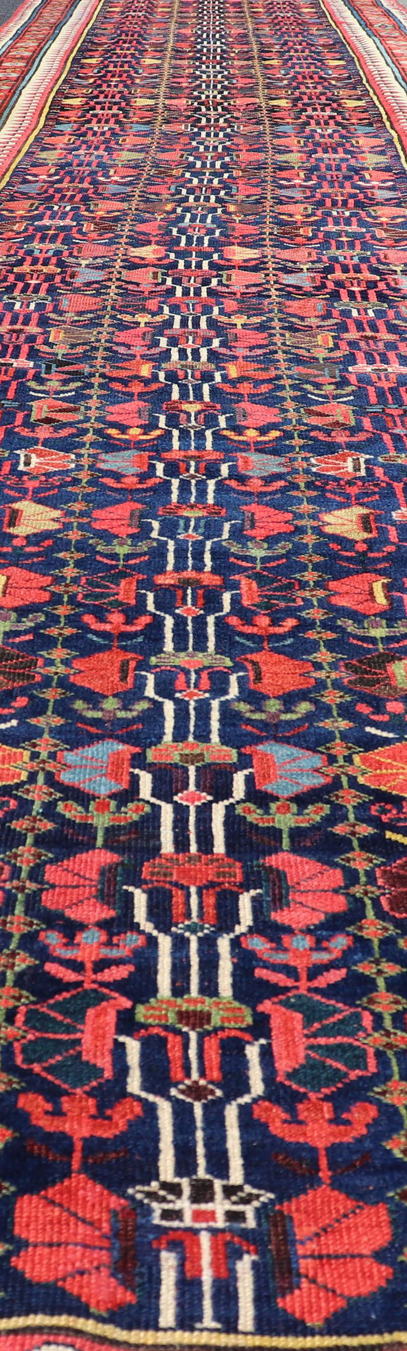 XX secolo Runner lungo Kazak antico e colorato con motivi multi geometrici su campo blu in vendita