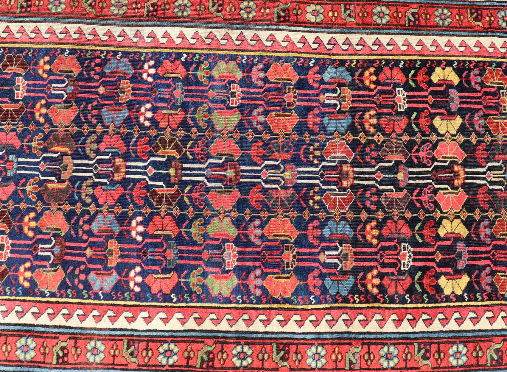 Lana Runner lungo Kazak antico e colorato con motivi multi geometrici su campo blu in vendita