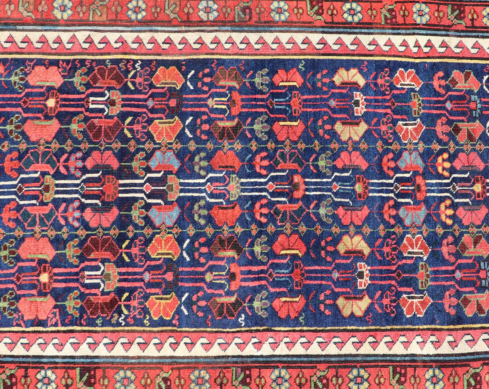Runner lungo Kazak antico e colorato con motivi multi geometrici su campo blu in vendita 1