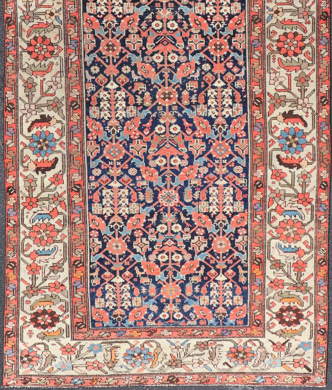 Tappeto antico Malayer Gallery colorato con Design/One Tribale 5' x 11'4 in vendita 1