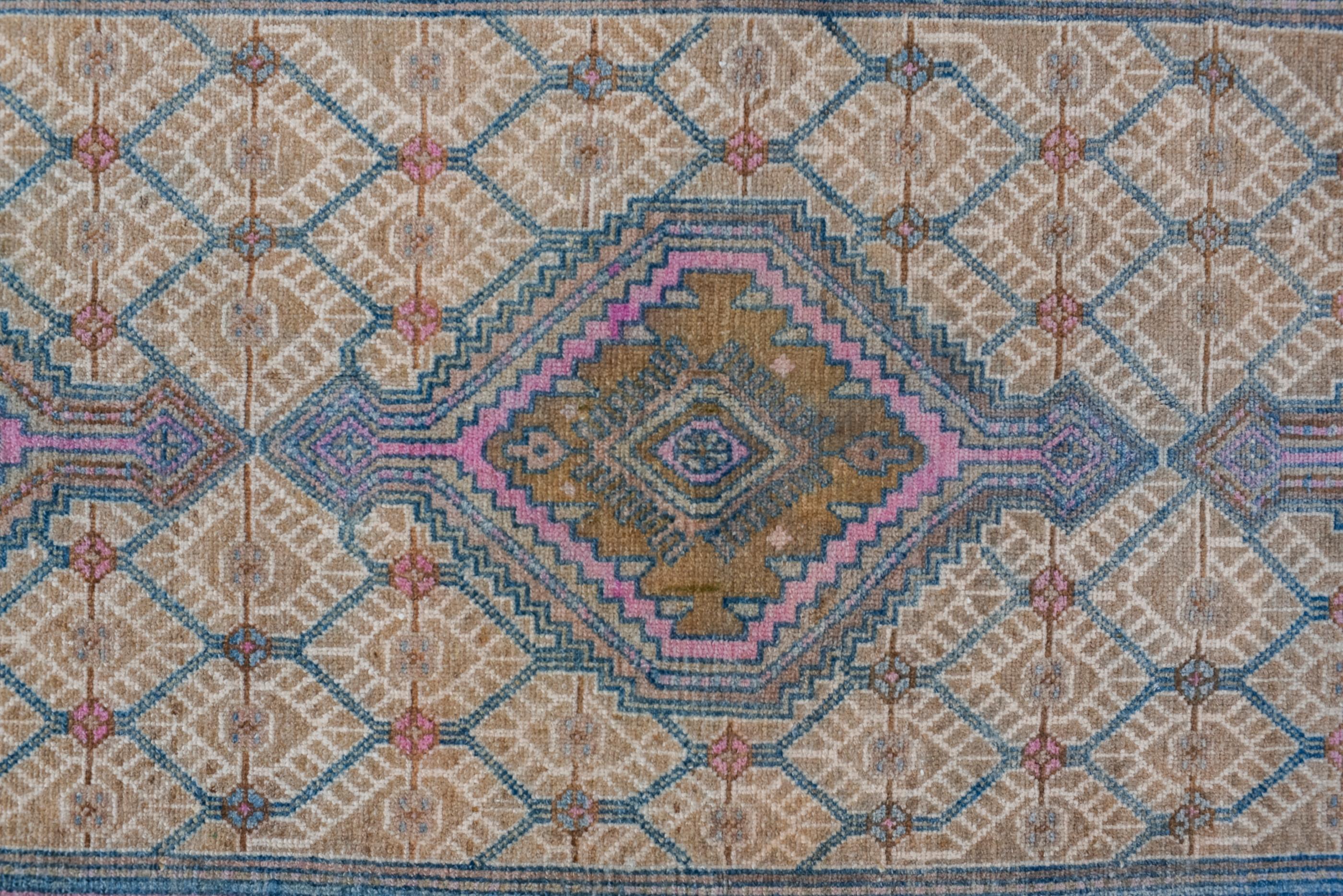 Noué à la main Malayer ancien coloré avec un champ bleu ciel en vente