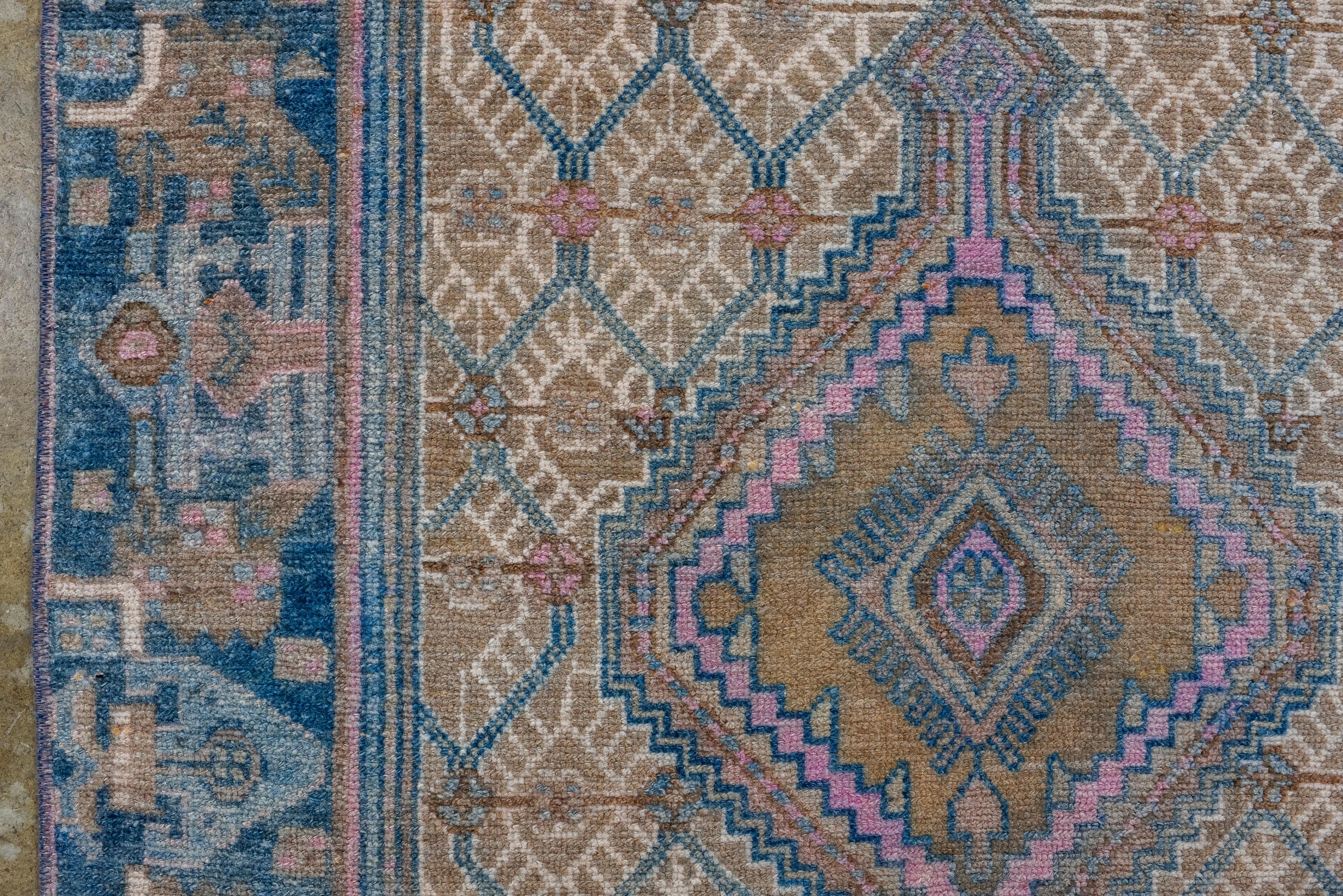 Malayer ancien coloré avec un champ bleu ciel Bon état - En vente à New York, NY