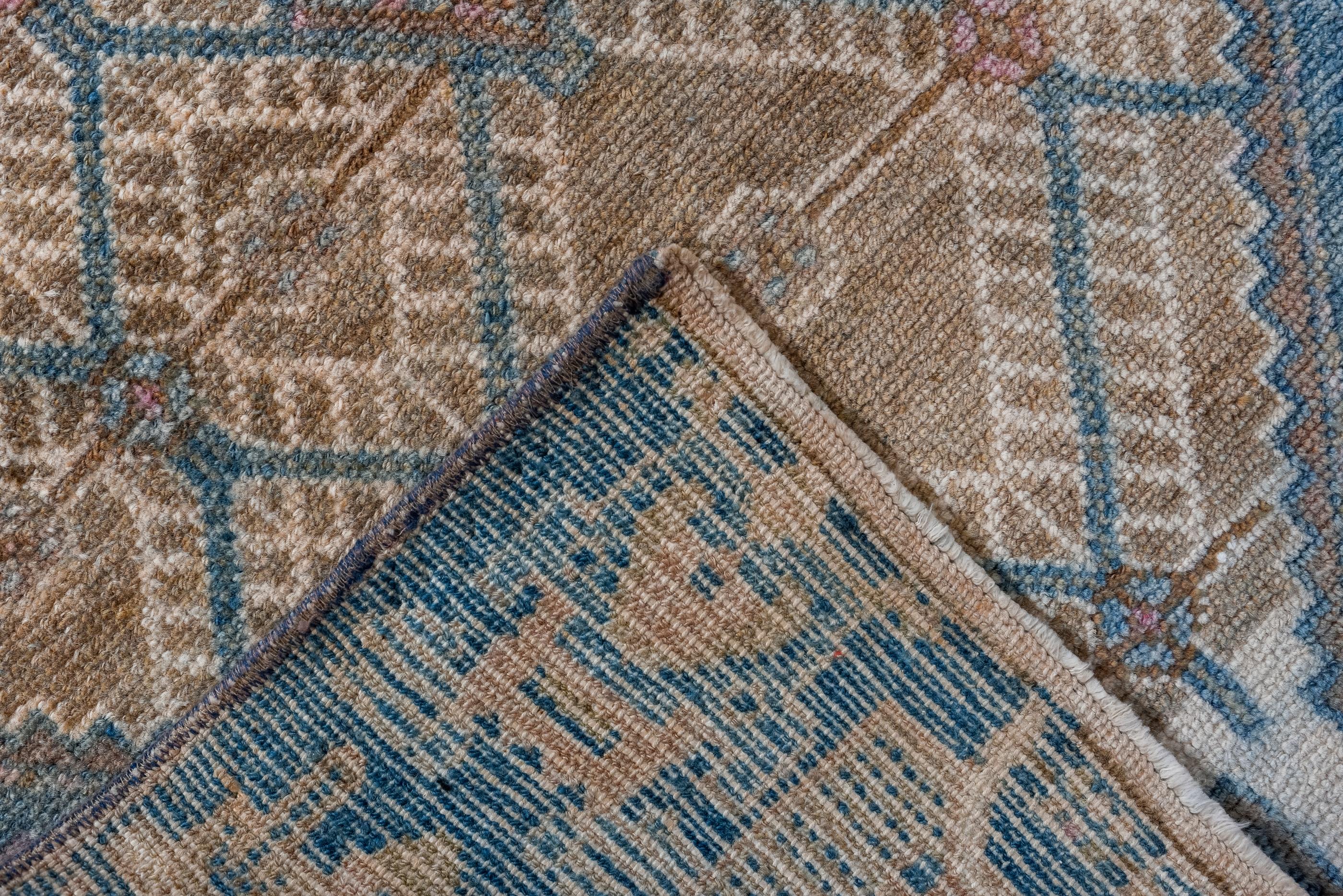 20ième siècle Malayer ancien coloré avec un champ bleu ciel en vente