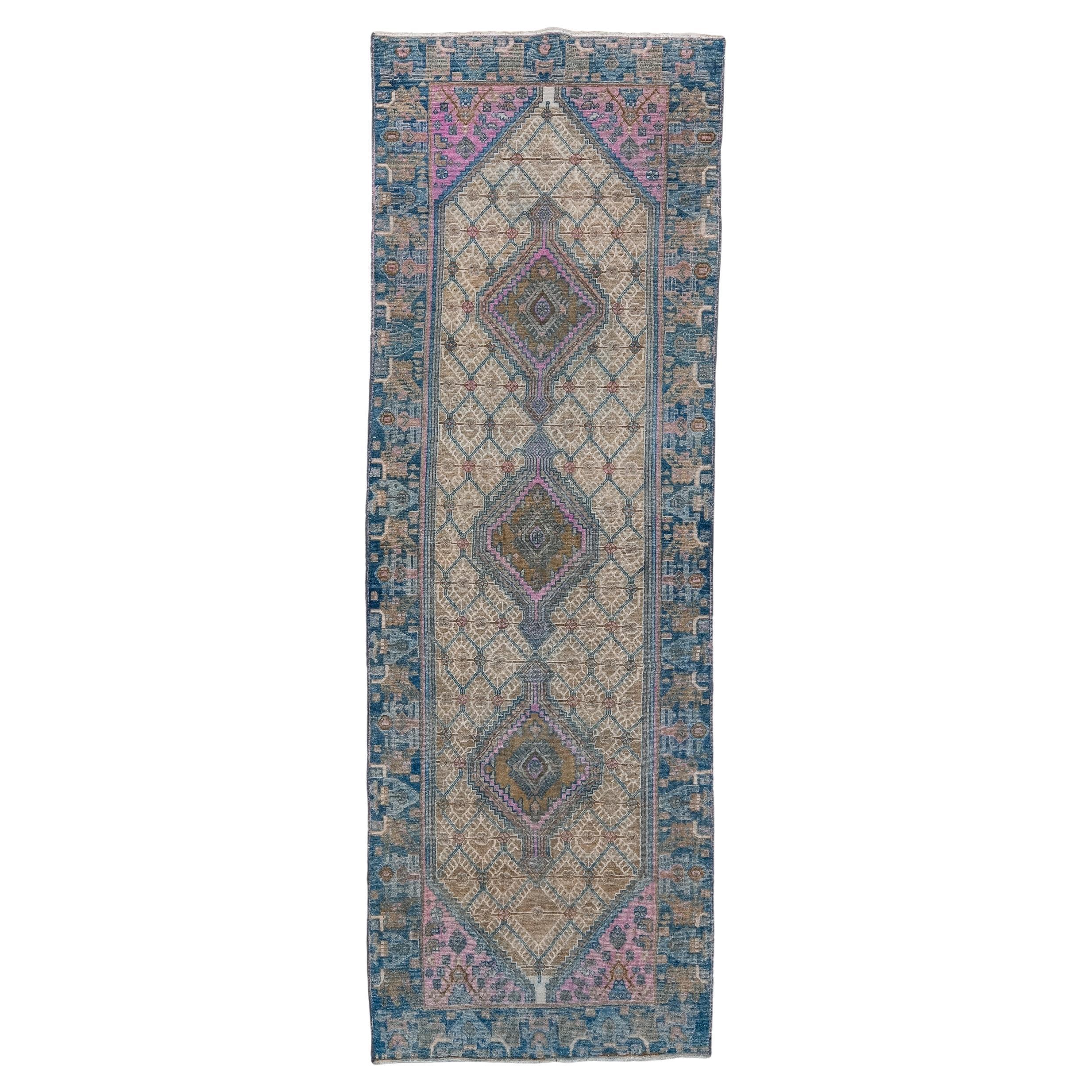 Malayer ancien coloré avec un champ bleu ciel