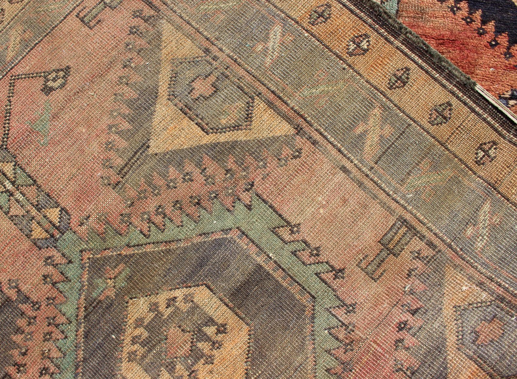 Tapis de couloir persan ancien coloré N.W. Hamadan avec médaillon tribal en vente 3
