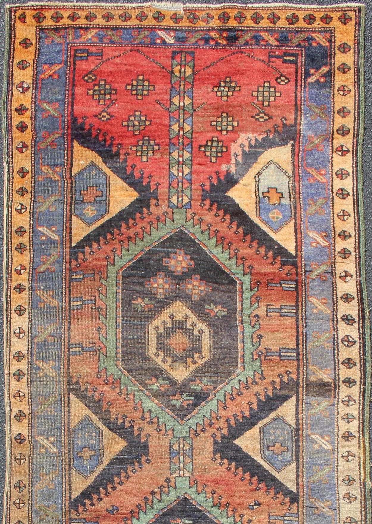 Tapis vintage persan Hamadan avec motifs tribaux, médaillons verticaux, tapis DSP-0505-20, pays d'origine / type : Iran / Hamadan, circa 1930.

Ce chemin de table persan vintage de Hamadan (vers le milieu du 20e siècle) présente un mélange unique