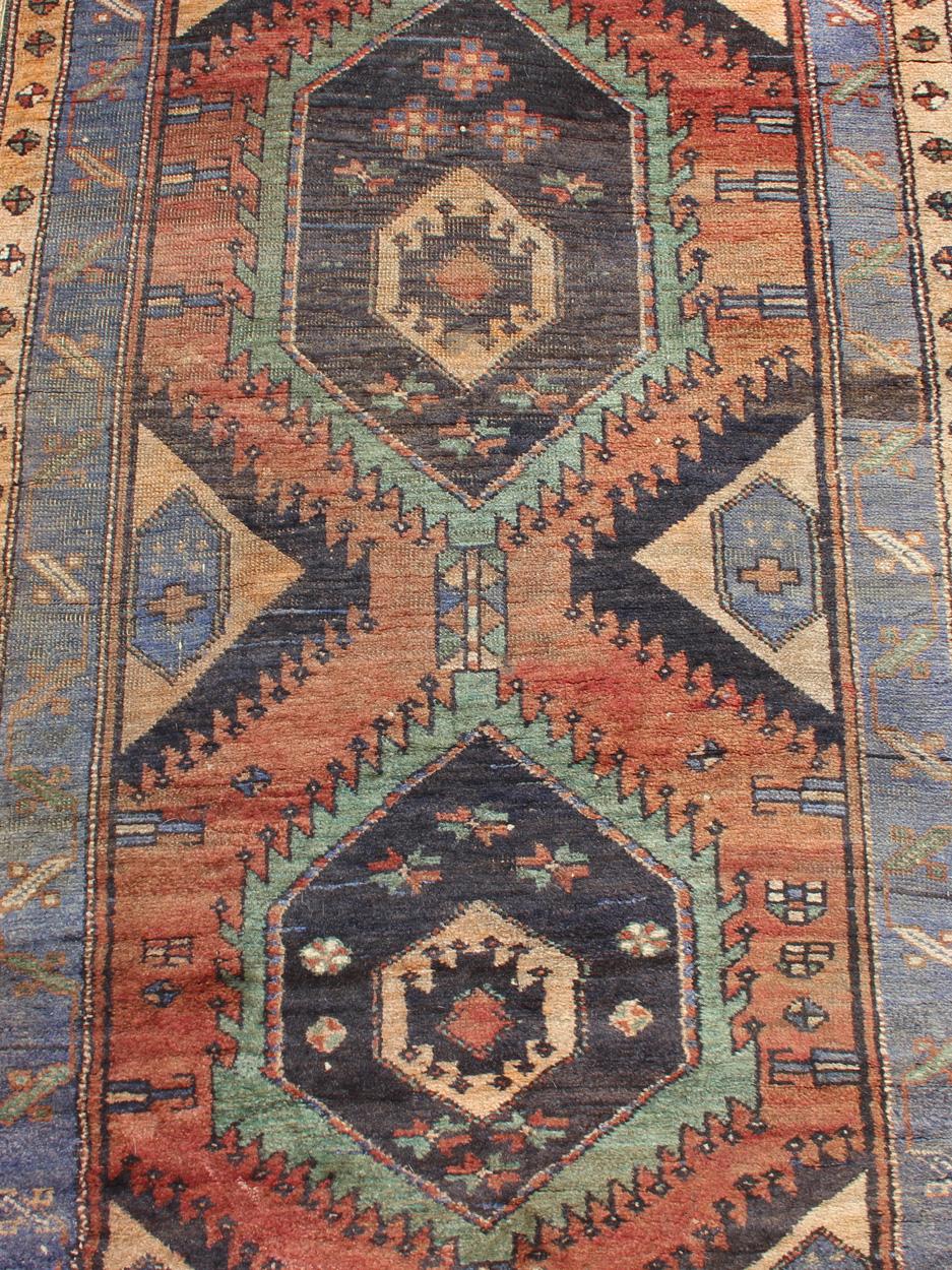 20ième siècle Tapis de couloir persan ancien coloré N.W. Hamadan avec médaillon tribal en vente