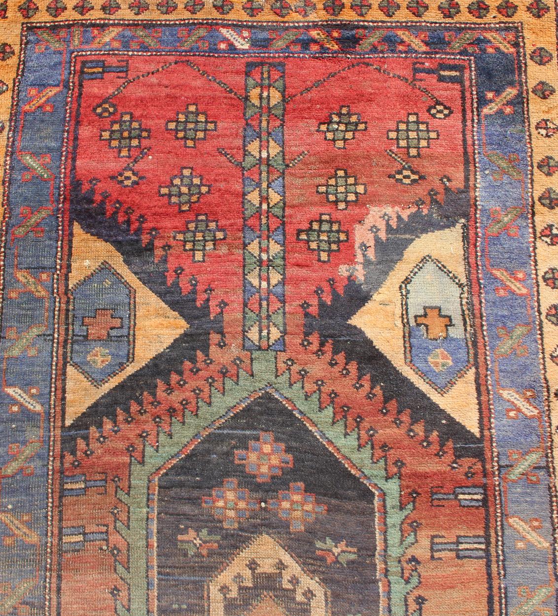 Laine Tapis de couloir persan ancien coloré N.W. Hamadan avec médaillon tribal en vente