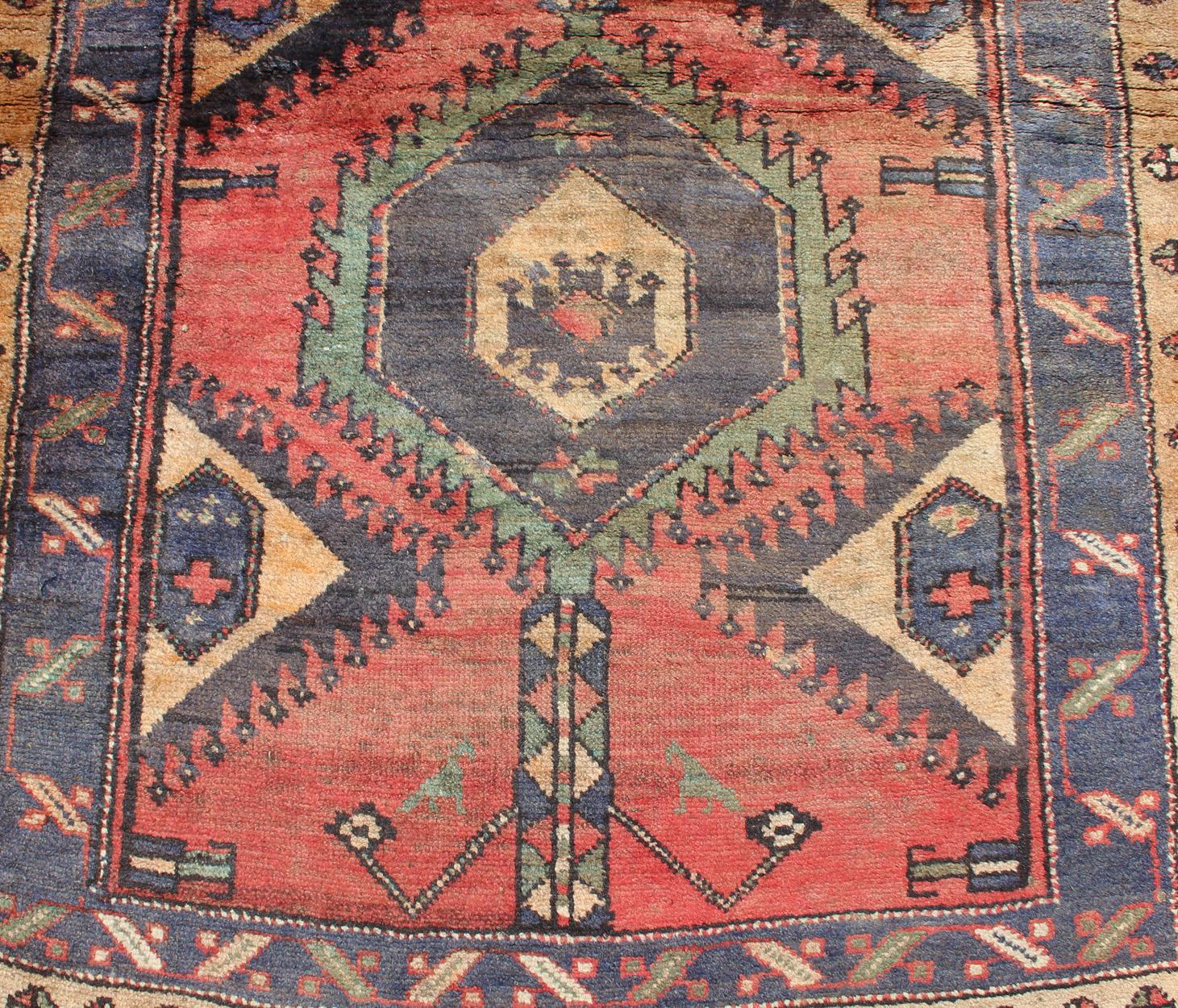 Tapis de couloir persan ancien coloré N.W. Hamadan avec médaillon tribal en vente 1