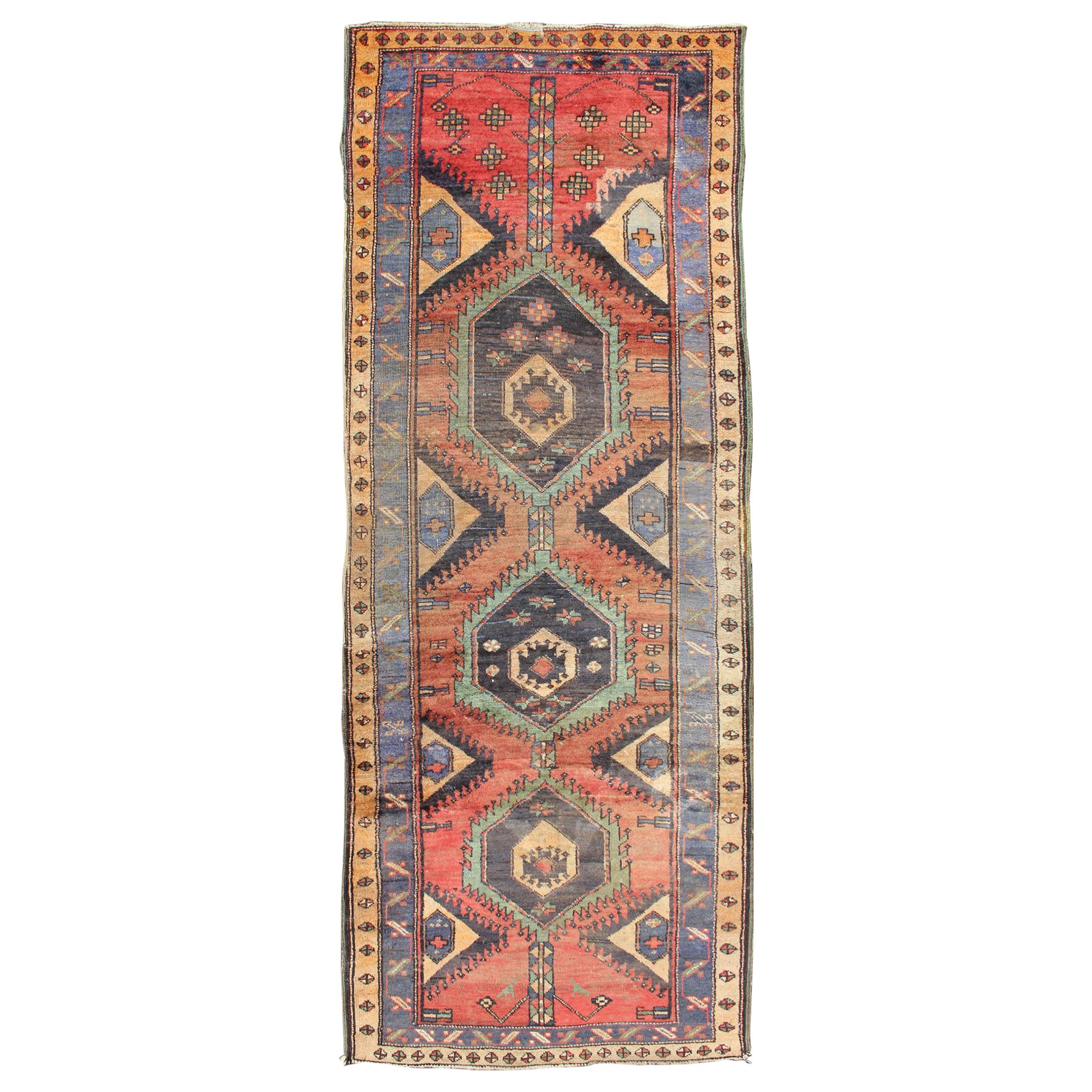 Tapis de couloir persan ancien coloré N.W. Hamadan avec médaillon tribal