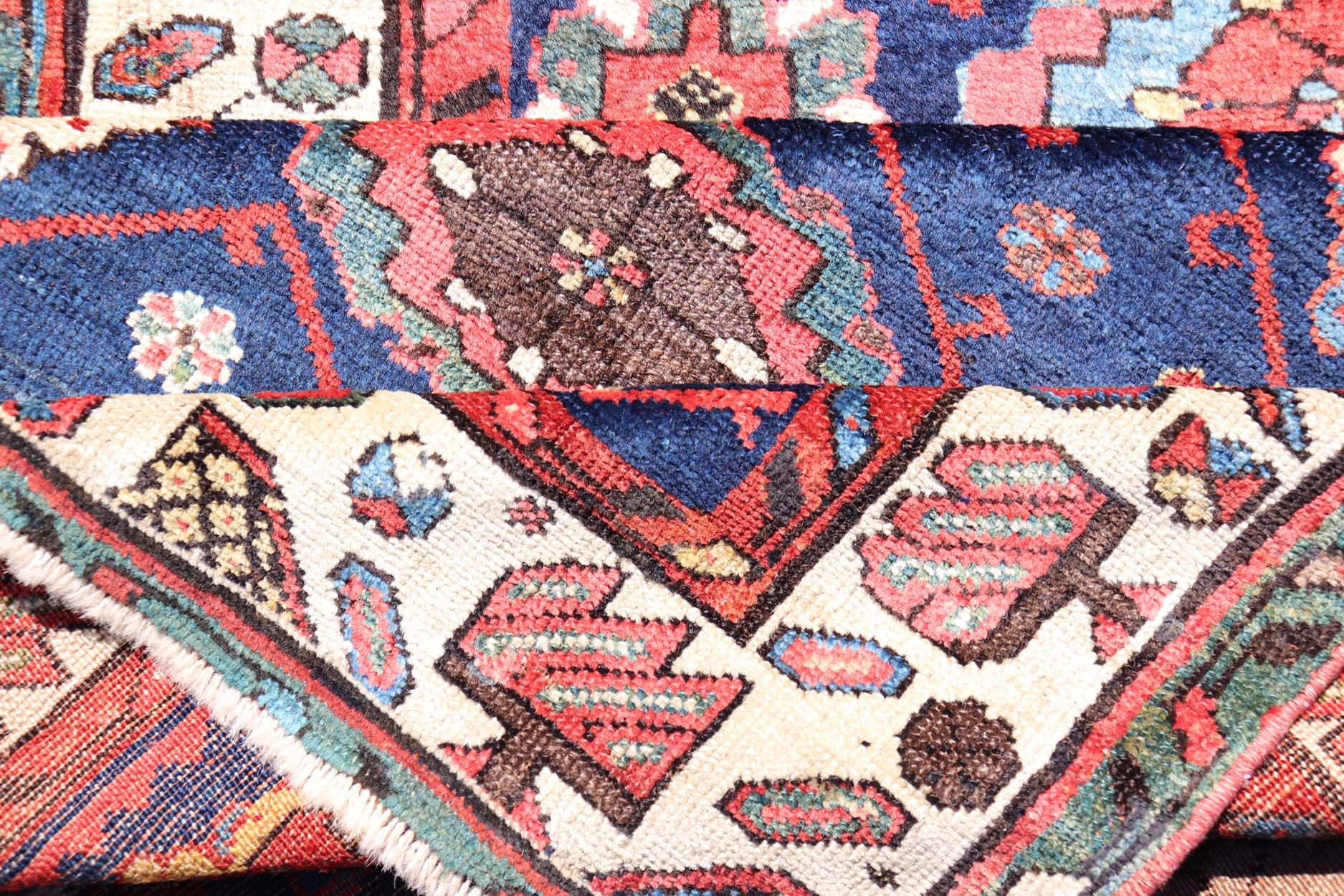 Bunte antike N.W. Persischer Läufer mit subgeometrischen flächendeckenden Blumenmotiven im Angebot 3