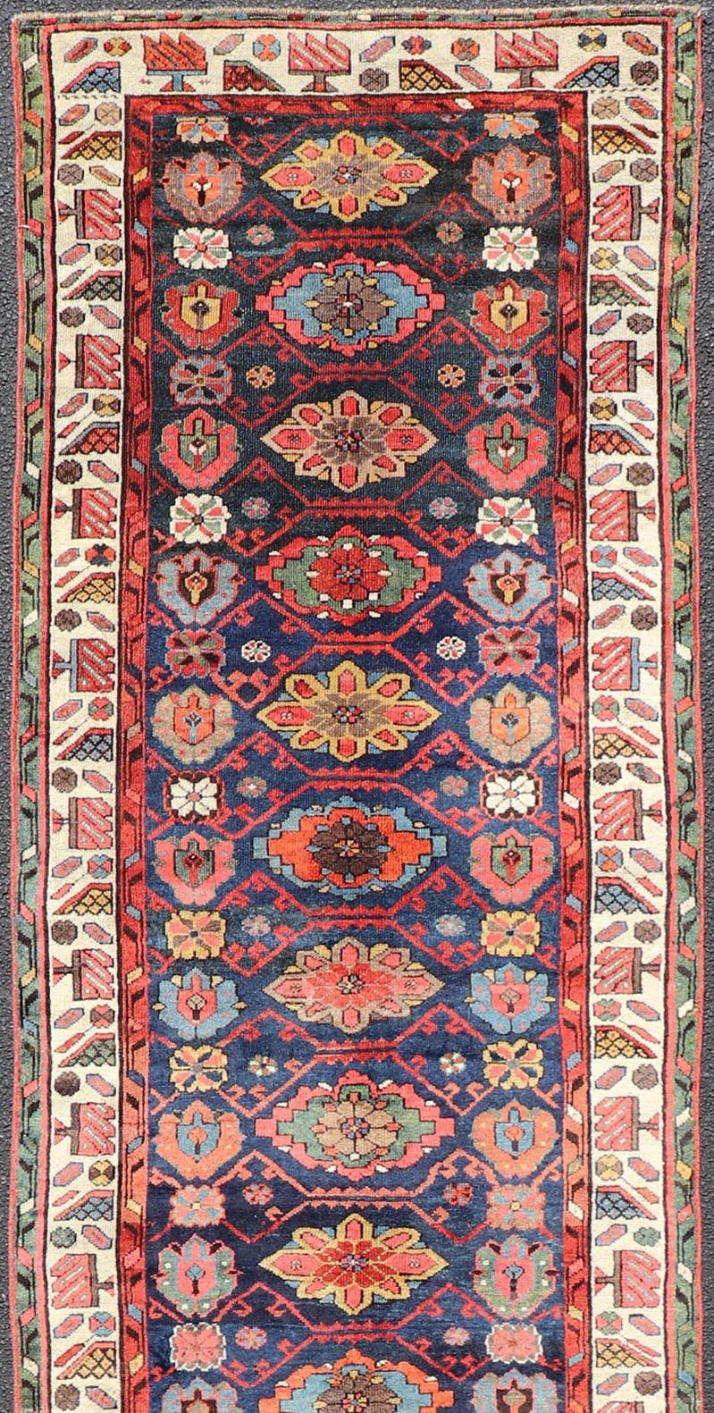 Bunte antike N.W. Persischer Läufer mit subgeometrischen flächendeckenden Blumenmotiven (Malayer) im Angebot