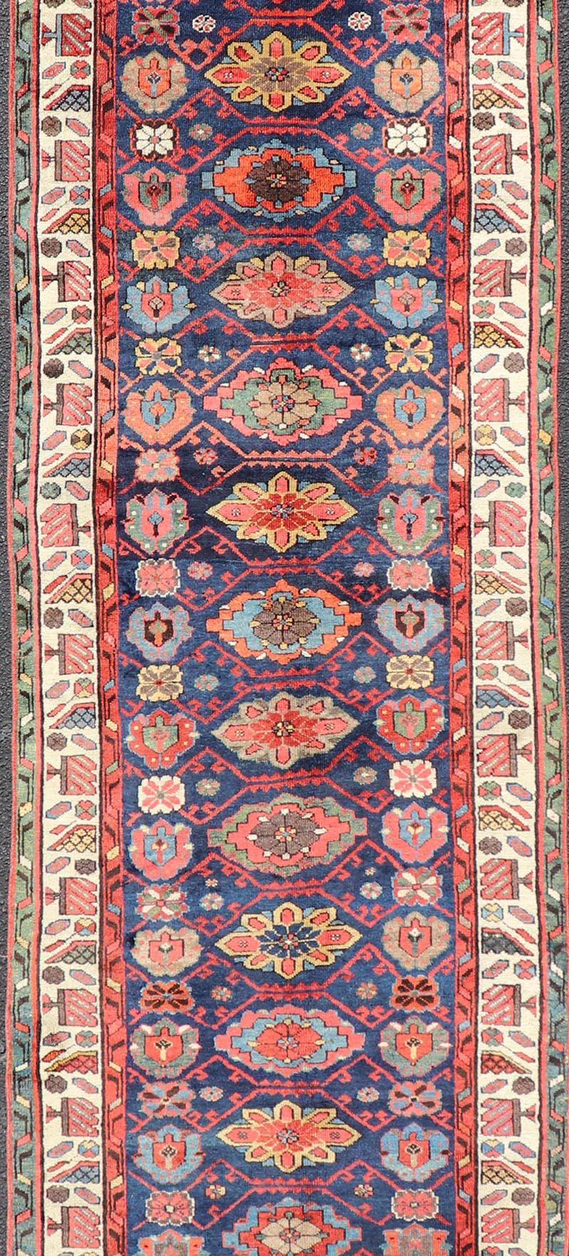 Bunte antike N.W. Persischer Läufer mit subgeometrischen flächendeckenden Blumenmotiven (Handgeknüpft) im Angebot