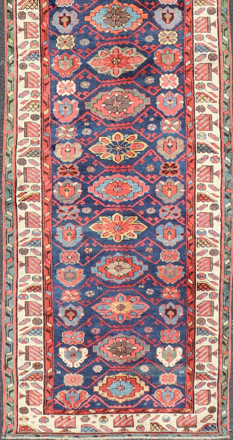 Bunte antike N.W. Persischer Läufer mit subgeometrischen flächendeckenden Blumenmotiven im Zustand „Gut“ im Angebot in Atlanta, GA
