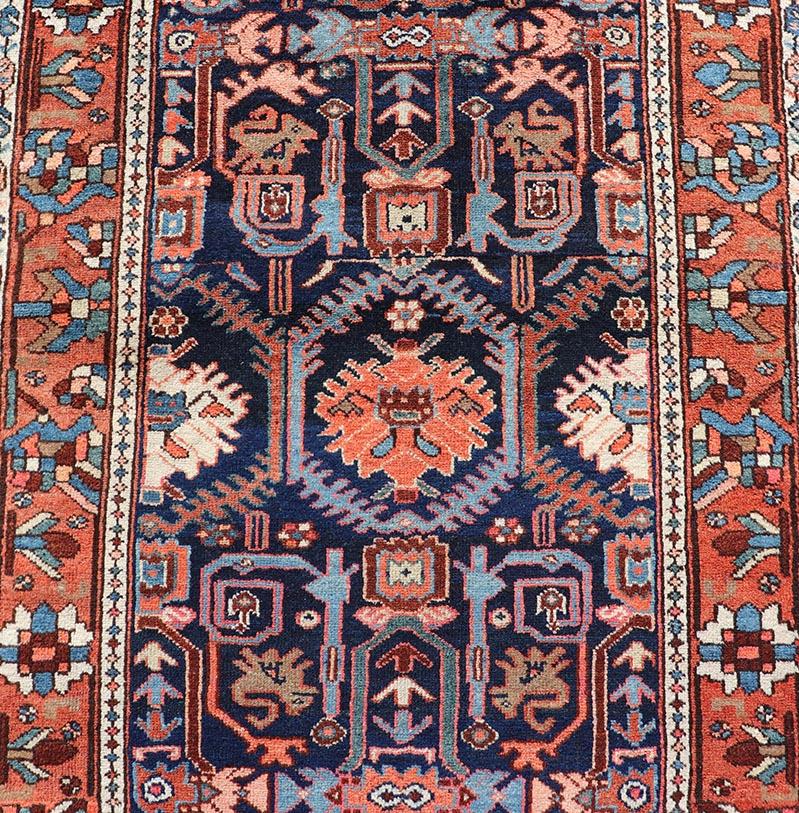 Tapis de couloir persan ancien coloré Bakhtiari à motifs tribaux sur toute sa surface en vente 3