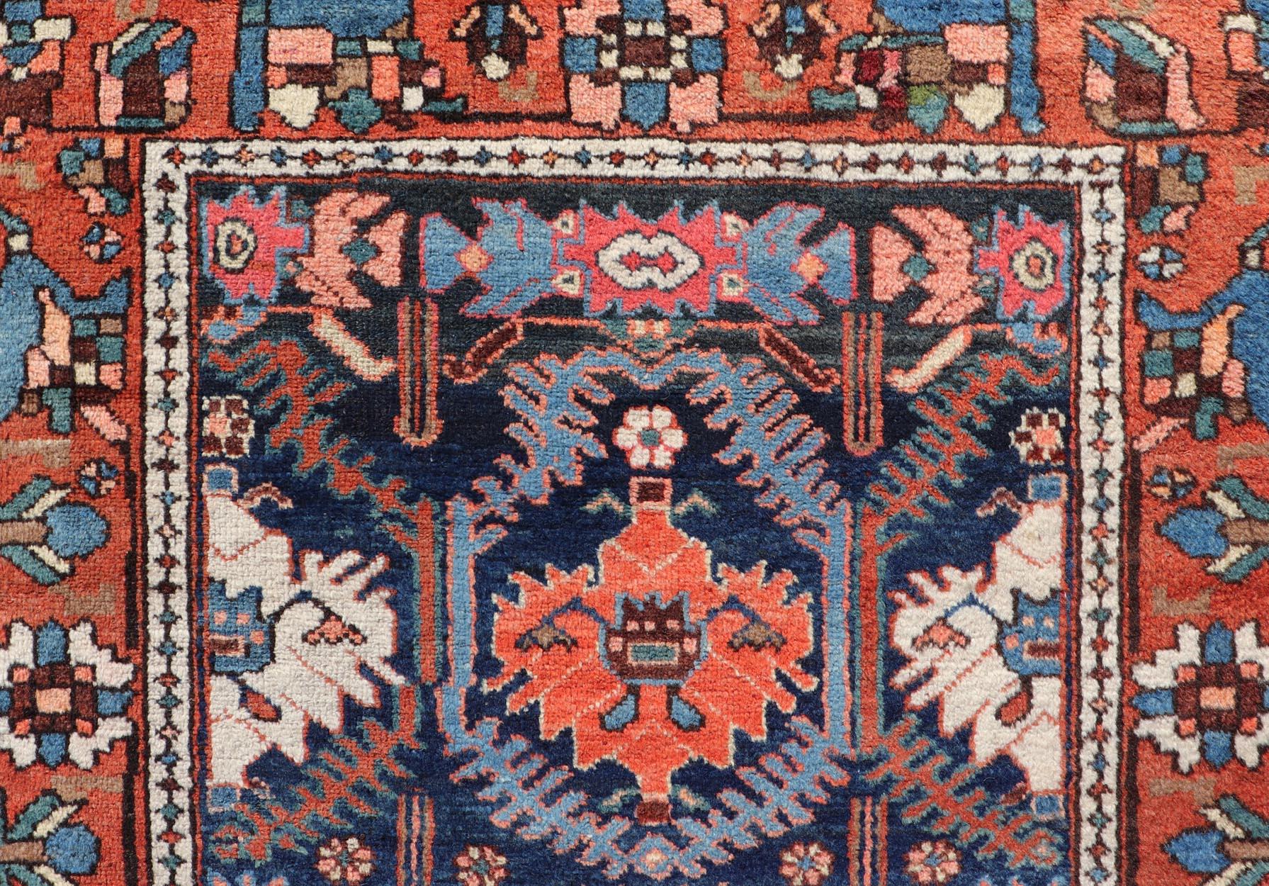 Tapis de galerie Bakhtiari persan ancien et coloré avec un design tribal sur toute la surface. Keivan Woven Arts / tapis EMB-222191-15451, pays d'origine / type : Iran / CIRCA, vers 1920
Mesures : 3'8 x 12'9 
Ce magnifique tapis ancien Bakhtiari