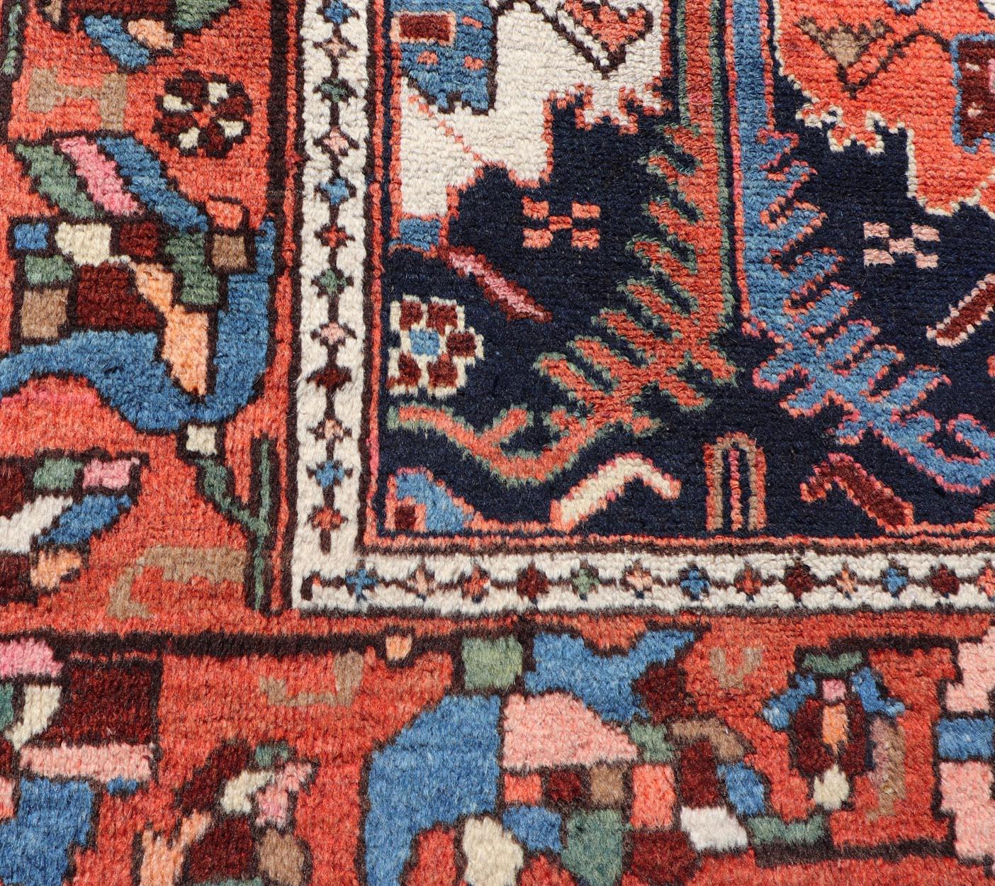 Serapi Tapis de couloir persan ancien coloré Bakhtiari à motifs tribaux sur toute sa surface en vente