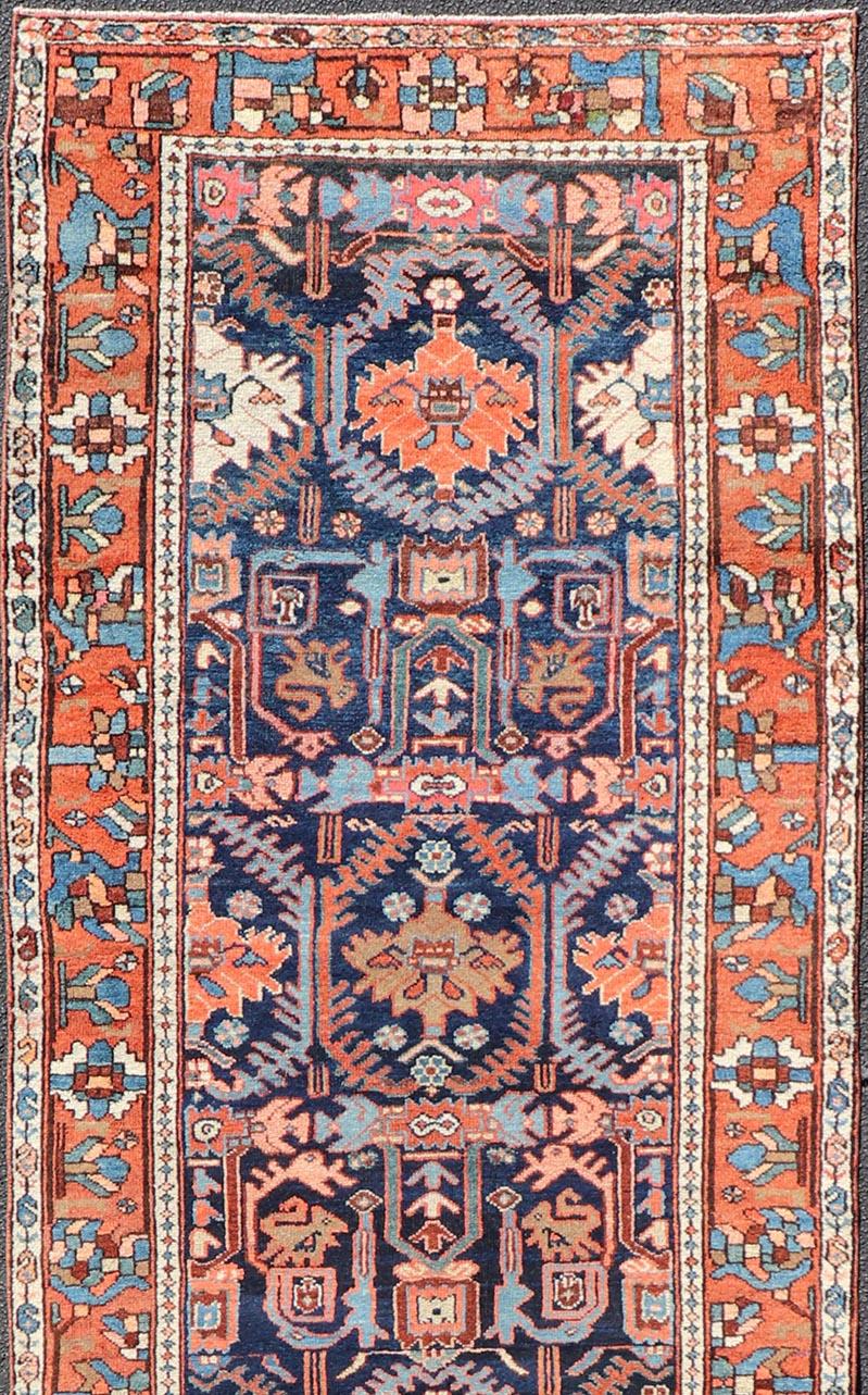 Noué à la main Tapis de couloir persan ancien coloré Bakhtiari à motifs tribaux sur toute sa surface en vente