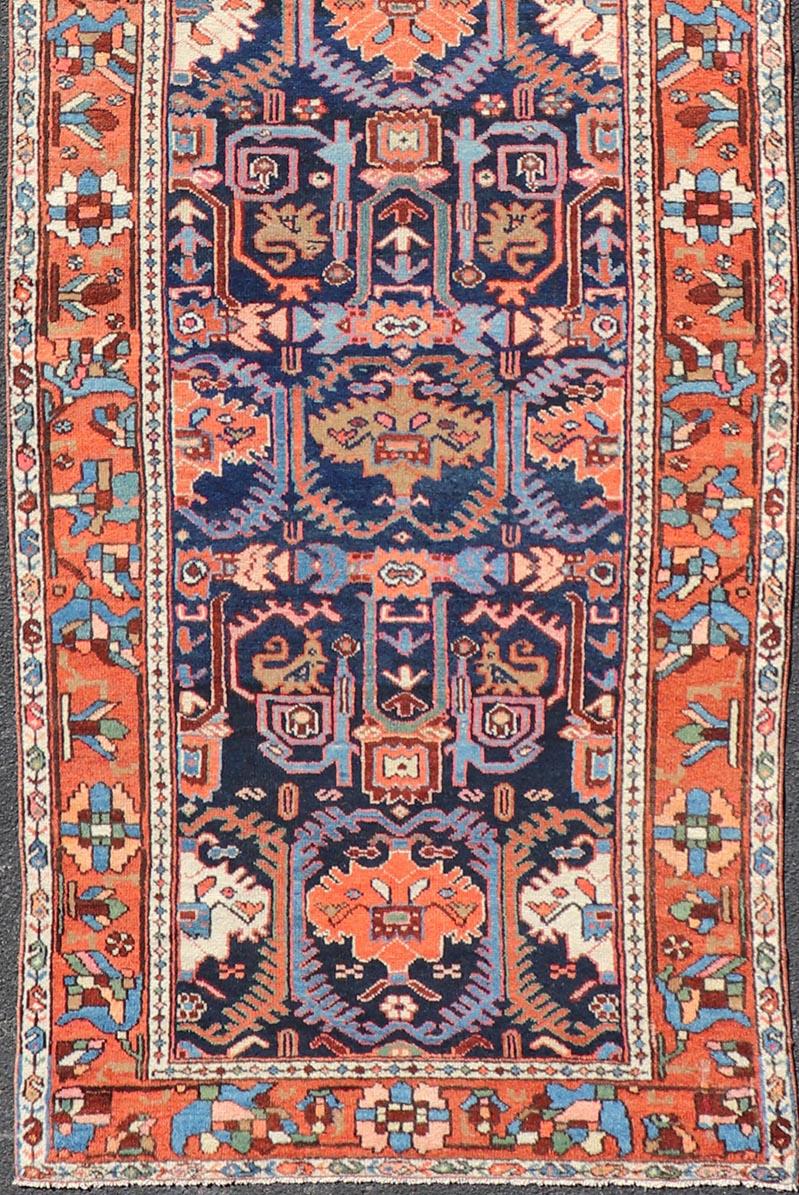 20ième siècle Tapis de couloir persan ancien coloré Bakhtiari à motifs tribaux sur toute sa surface en vente