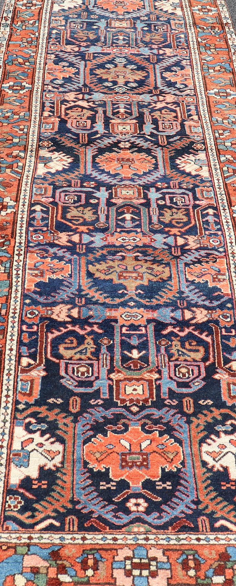 Laine Tapis de couloir persan ancien coloré Bakhtiari à motifs tribaux sur toute sa surface en vente