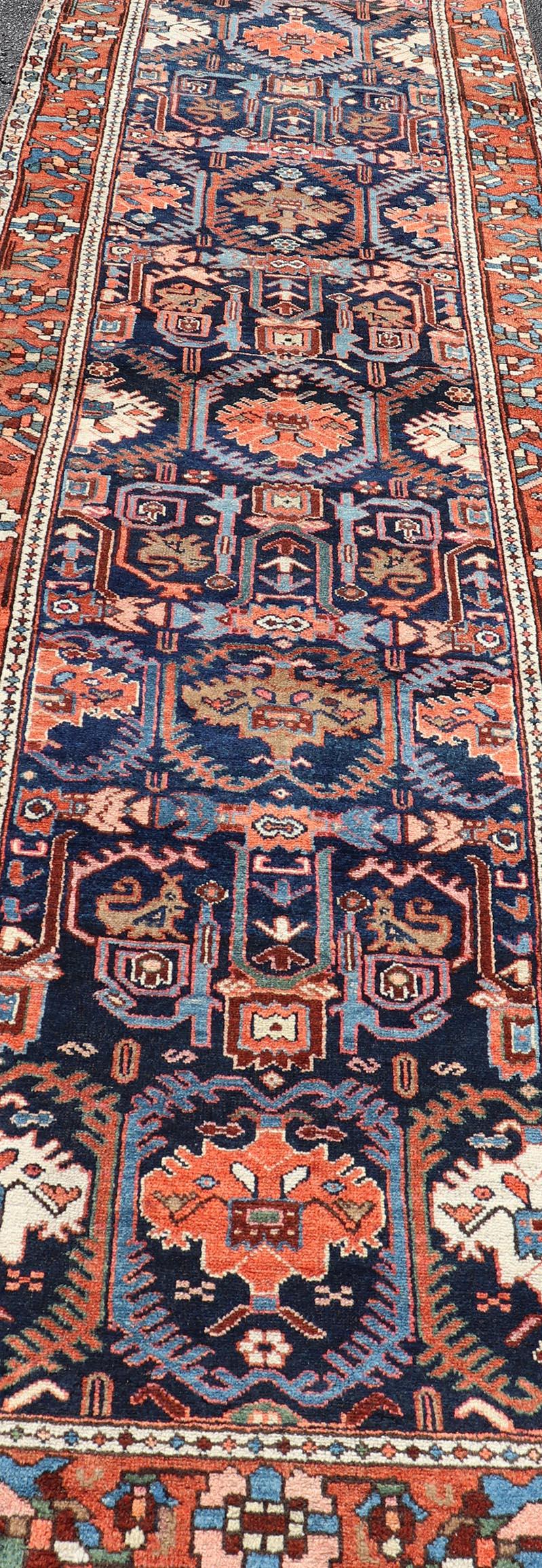 Tapis de couloir persan ancien coloré Bakhtiari à motifs tribaux sur toute sa surface en vente 1