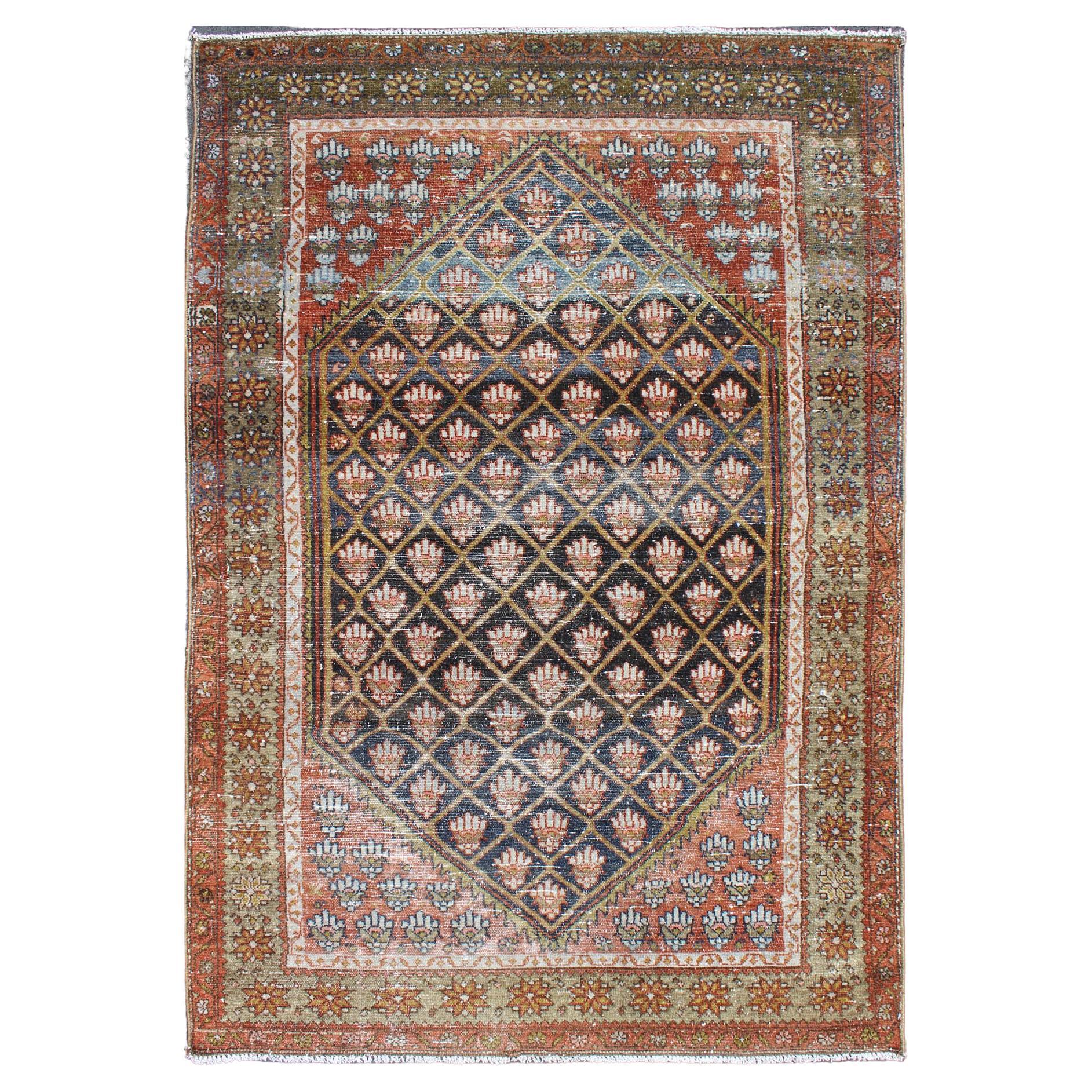 Tapis persan ancien coloré Hamadan avec un motif tribal à grande échelle