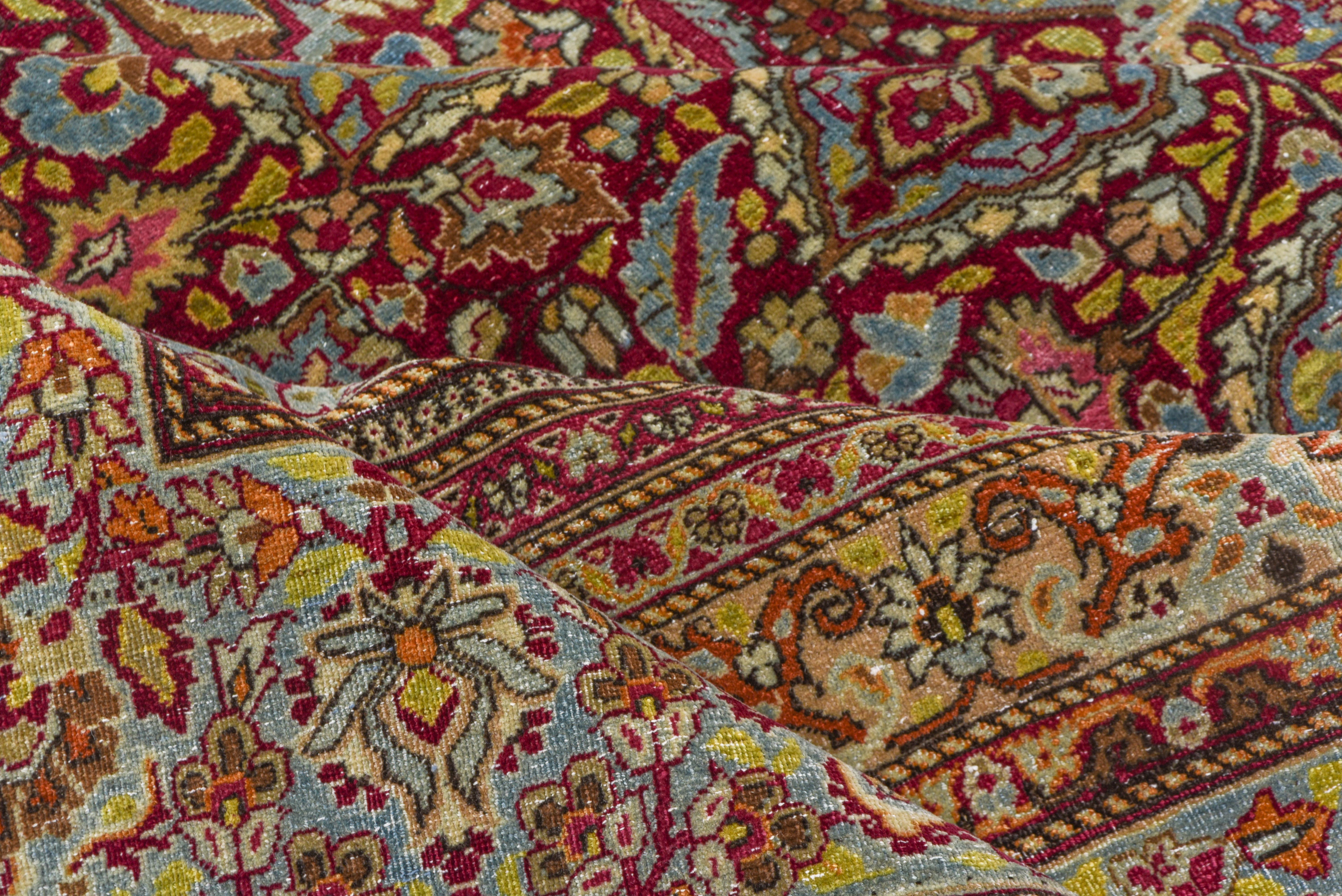 Bunter antiker persischer Kerman-Teppich, Medaillon in der Mitte, reichhaltige Farben (Kirman) im Angebot