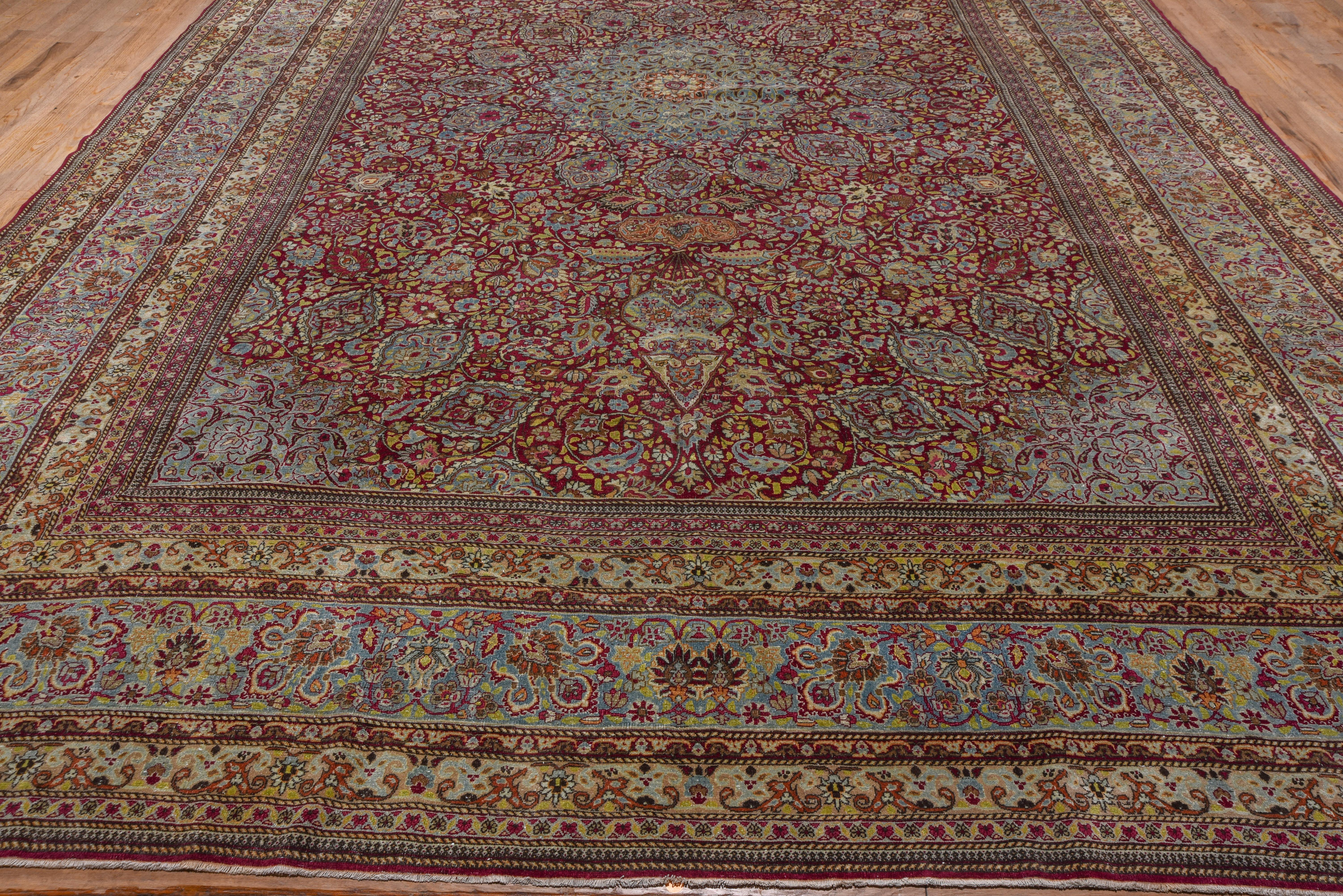 Bunter antiker persischer Kerman-Teppich, Medaillon in der Mitte, reichhaltige Farben (Persisch) im Angebot