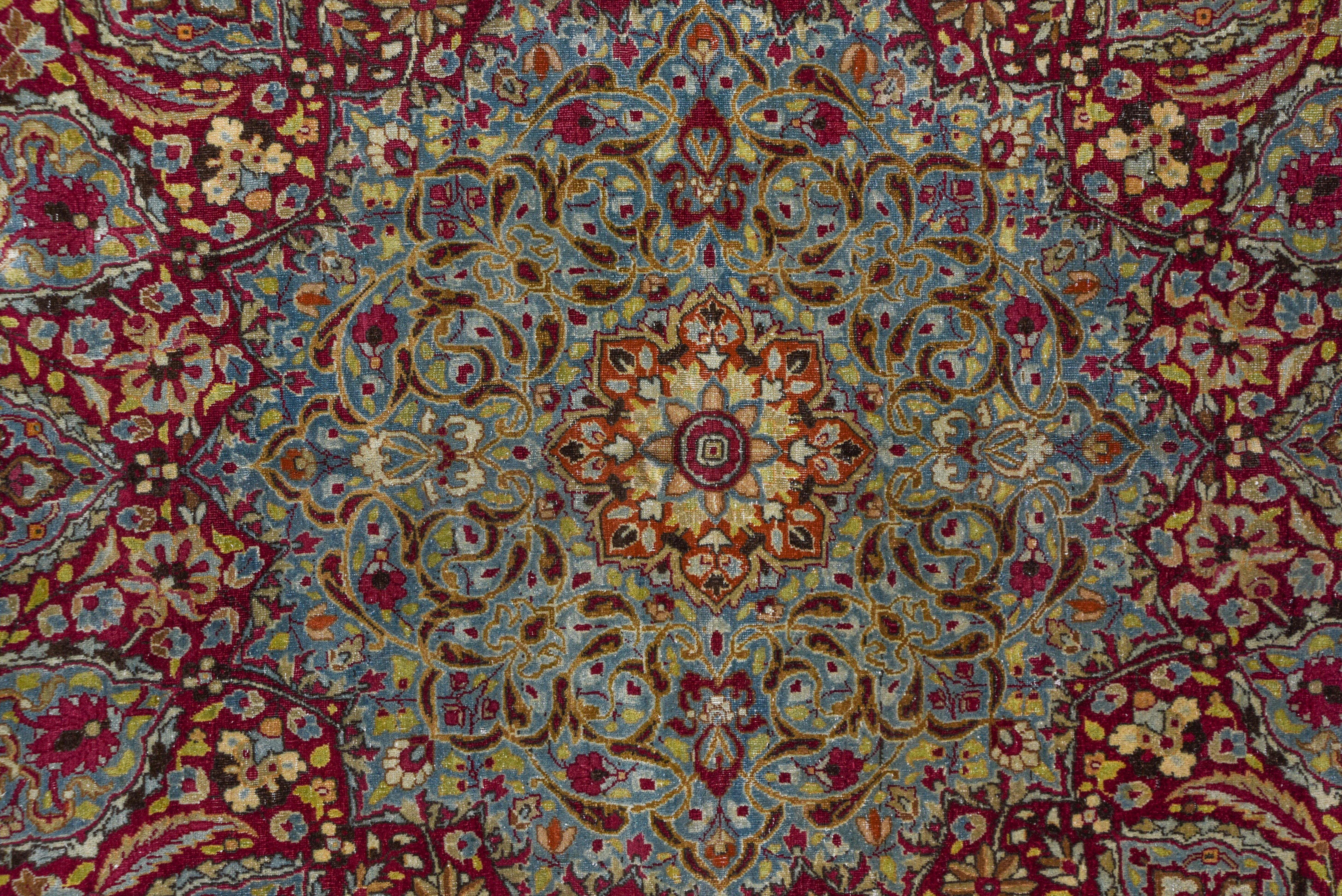 Bunter antiker persischer Kerman-Teppich, Medaillon in der Mitte, reichhaltige Farben (Handgeknüpft) im Angebot