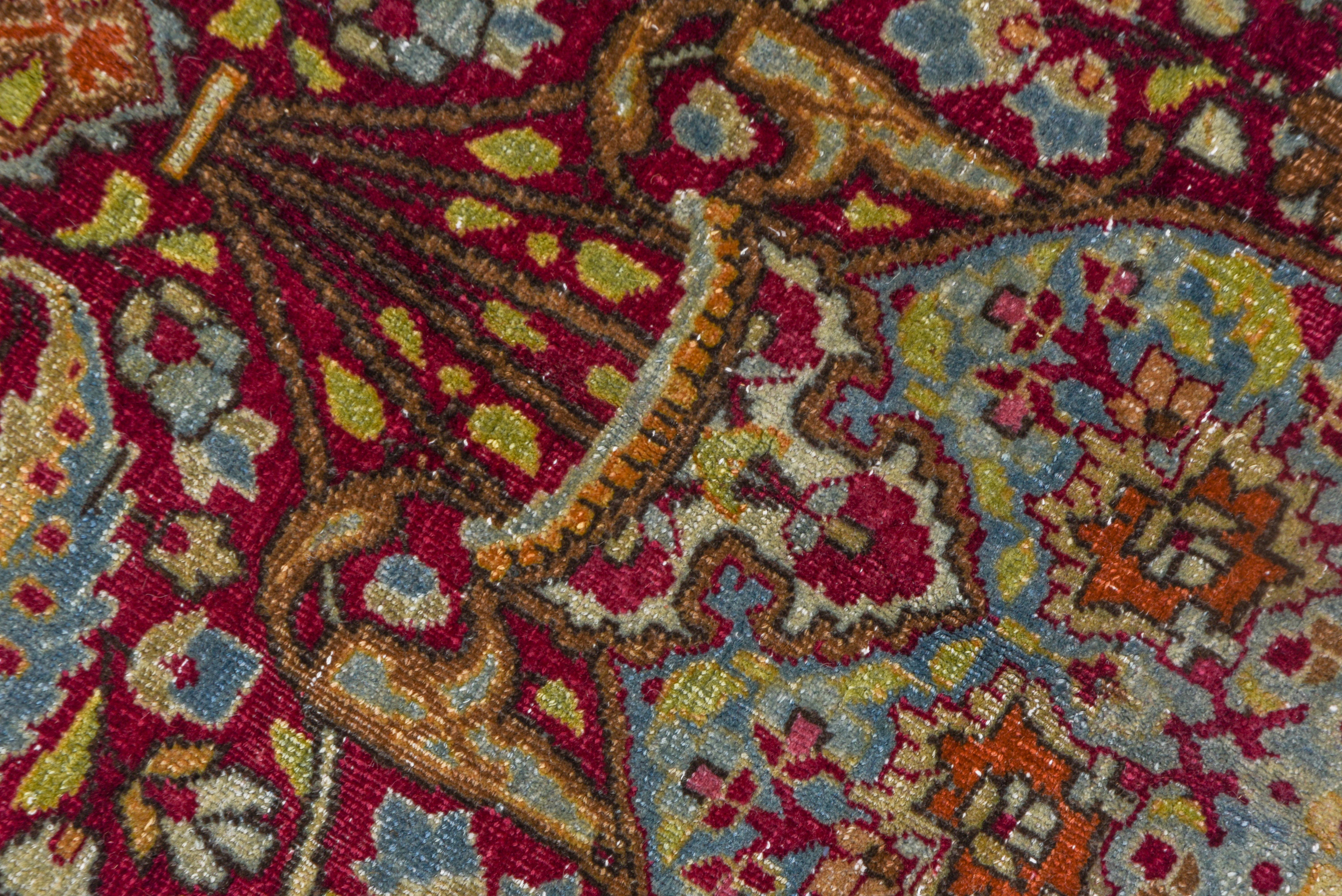 Bunter antiker persischer Kerman-Teppich, Medaillon in der Mitte, reichhaltige Farben im Zustand „Gut“ im Angebot in New York, NY
