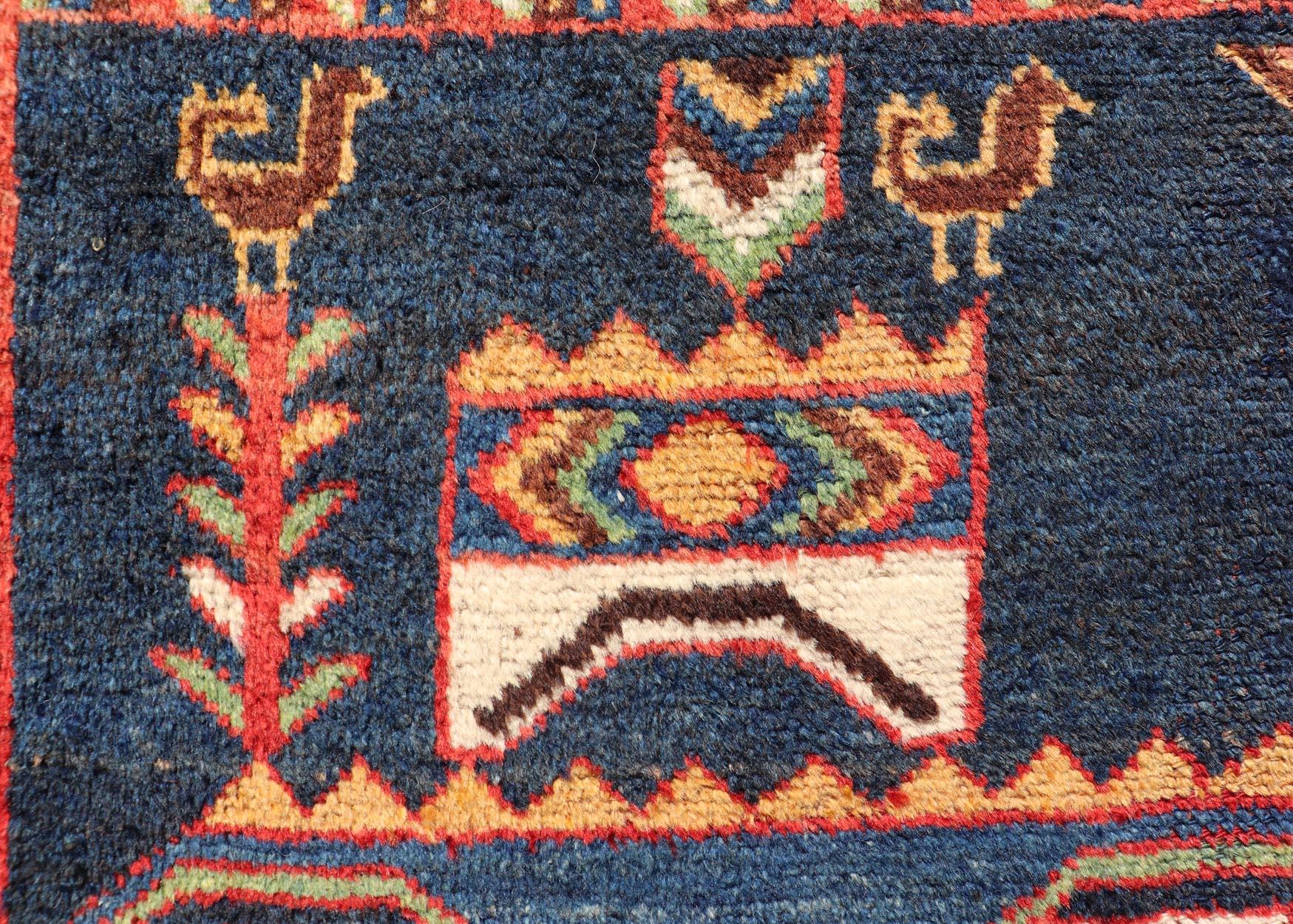 Ancien persan Lori multicolore avec un motif tribal géométrique à grande échelle sur toute sa surface, 
Keivan Woven Arts / tapis EMB-9569-P13068, pays d'origine / type : Iran / lori, vers 1900

Mesures : 4'9 x 8'6.