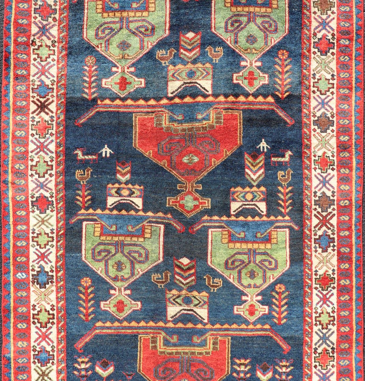 20ième siècle Tapis persan ancien Lori coloré à motifs tribaux géométriques sur toute sa surface en vente