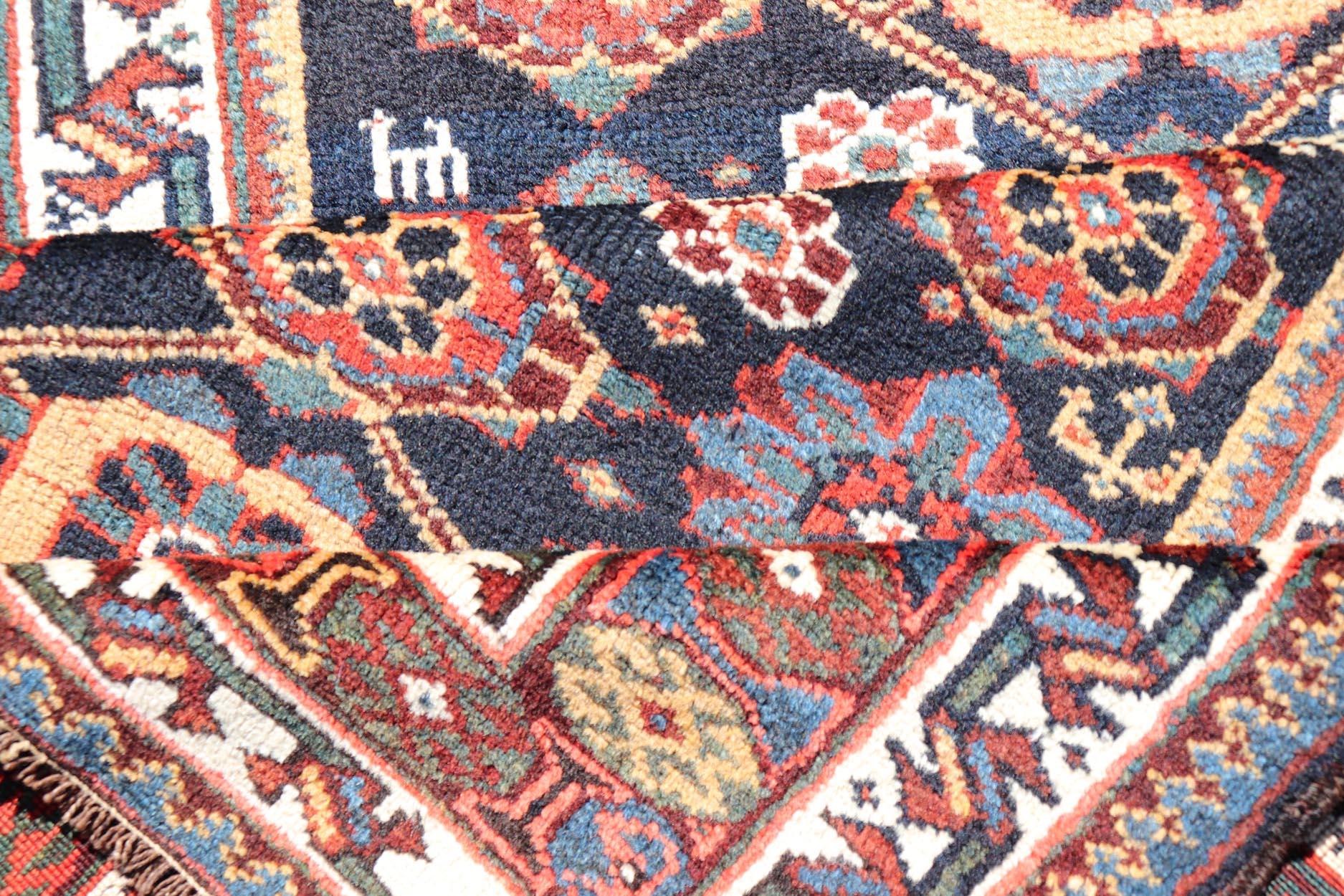 Bunter antiker persischer Lori-Läufer aus Persien mit wiederkehrendem floralem Palmette-Design im Angebot 3