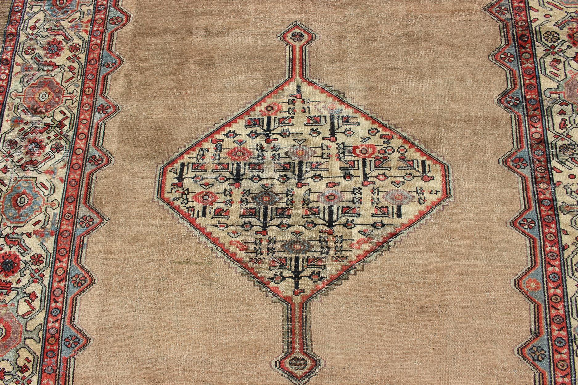 Kamelhaar Antiker Persischer Serab Teppich in Kamel Farbe Hintergrund:: Blau:: Lachs im Angebot 6
