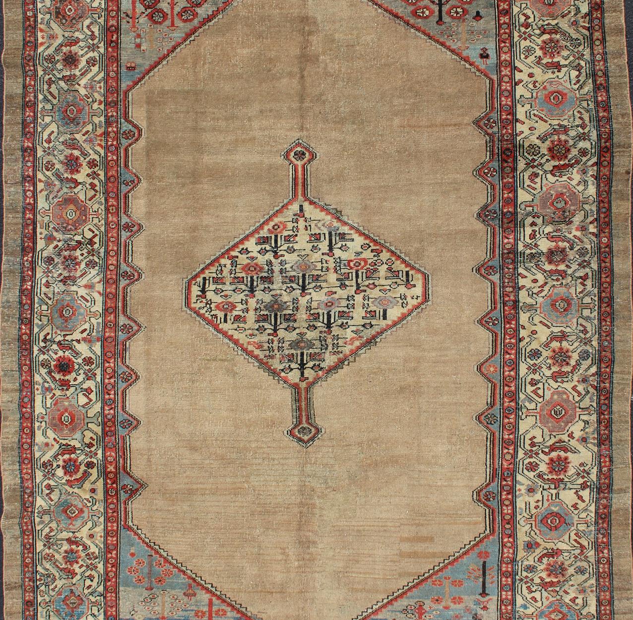 Geometrisches Design Antiker Medaillon Serab antiker Teppich aus Persien in mehrfarbigen neutralen Tönen, Teppich EB-200641, Herkunftsland / Typ: Iran / Serab, um 1910.

Dieser handgewebte, antike persische Bakshaish-Serab-Teppich zeigt ein