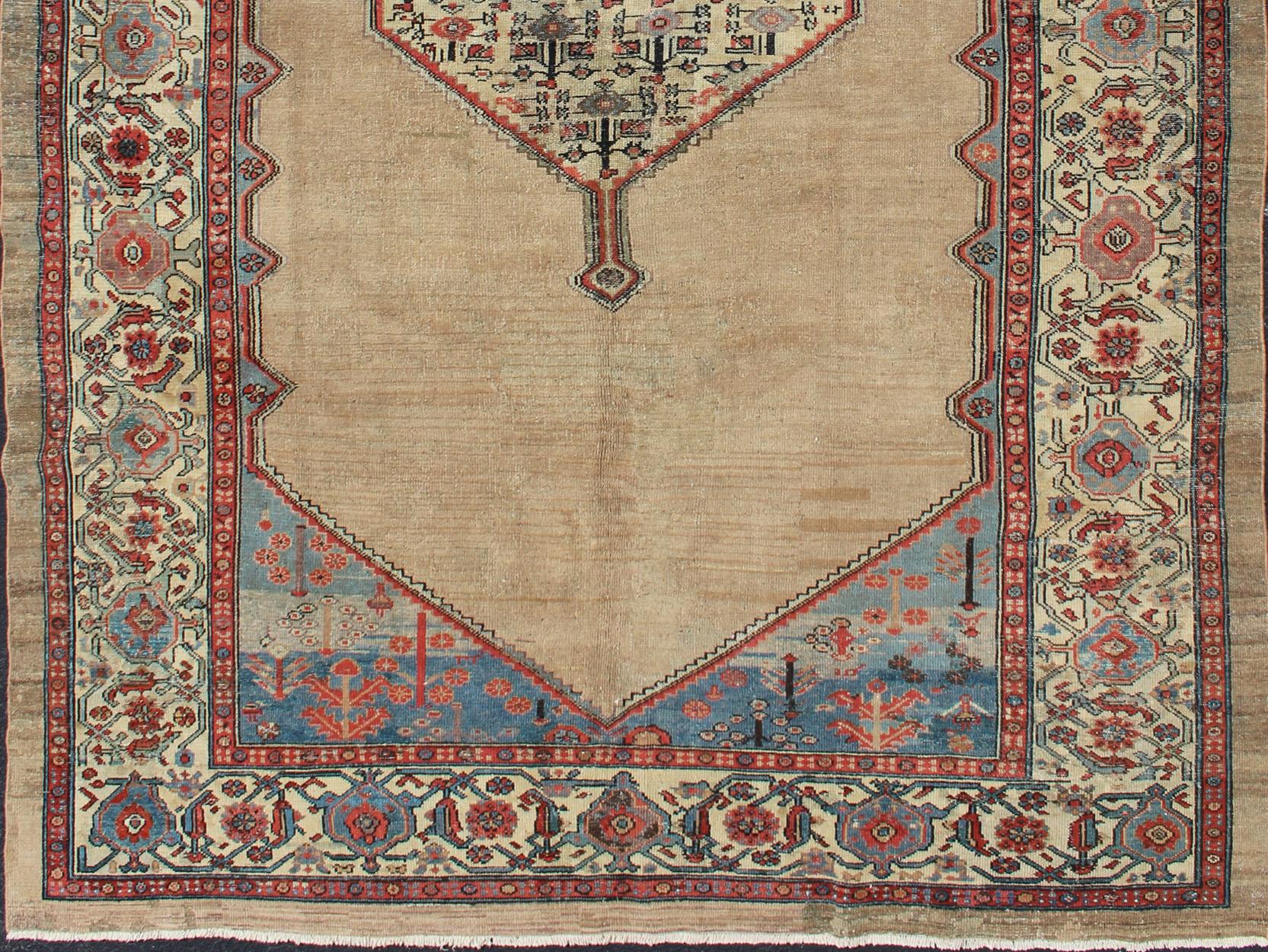 Kamelhaar Antiker Persischer Serab Teppich in Kamel Farbe Hintergrund:: Blau:: Lachs (Bakshaish) im Angebot