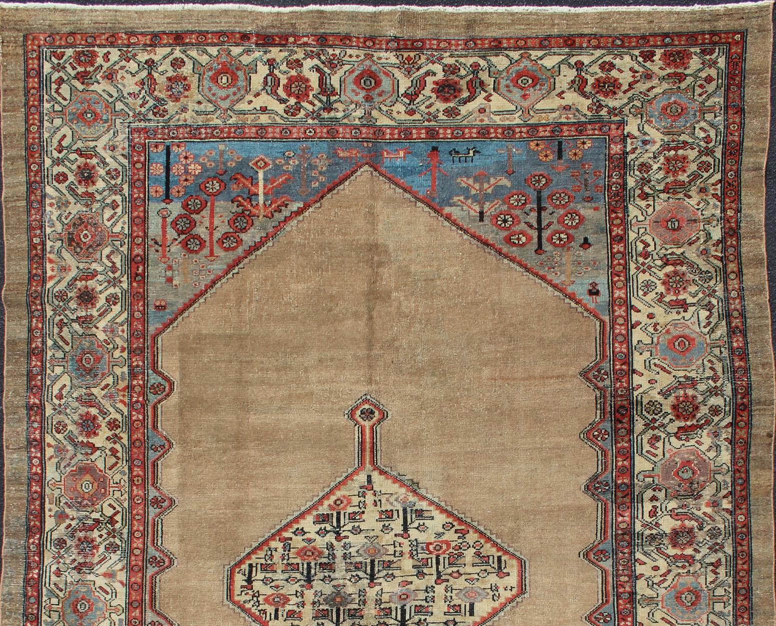 Kamelhaar Antiker Persischer Serab Teppich in Kamel Farbe Hintergrund:: Blau:: Lachs (Handgeknüpft) im Angebot