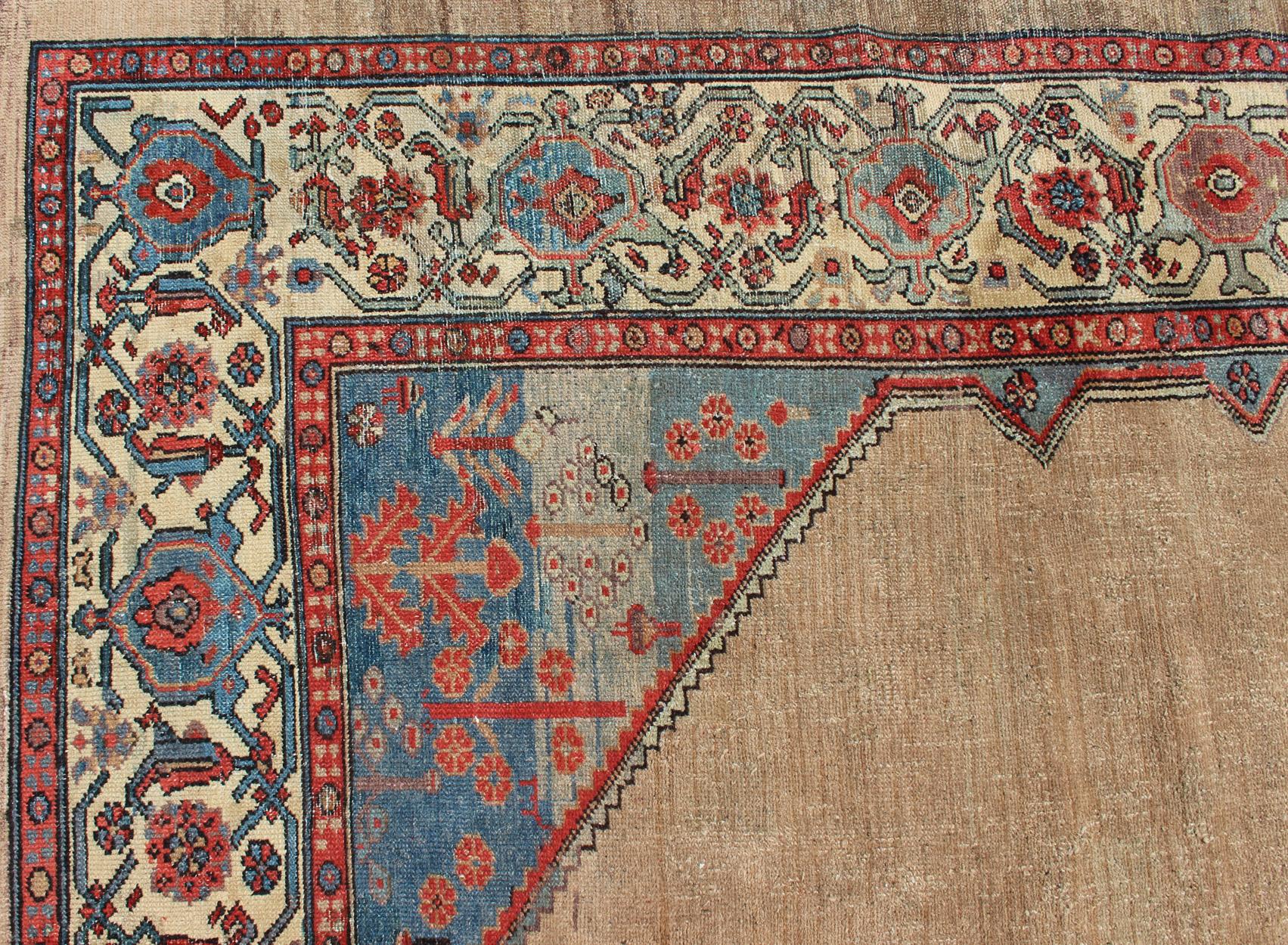 Kamelhaar Antiker Persischer Serab Teppich in Kamel Farbe Hintergrund:: Blau:: Lachs (Wolle) im Angebot