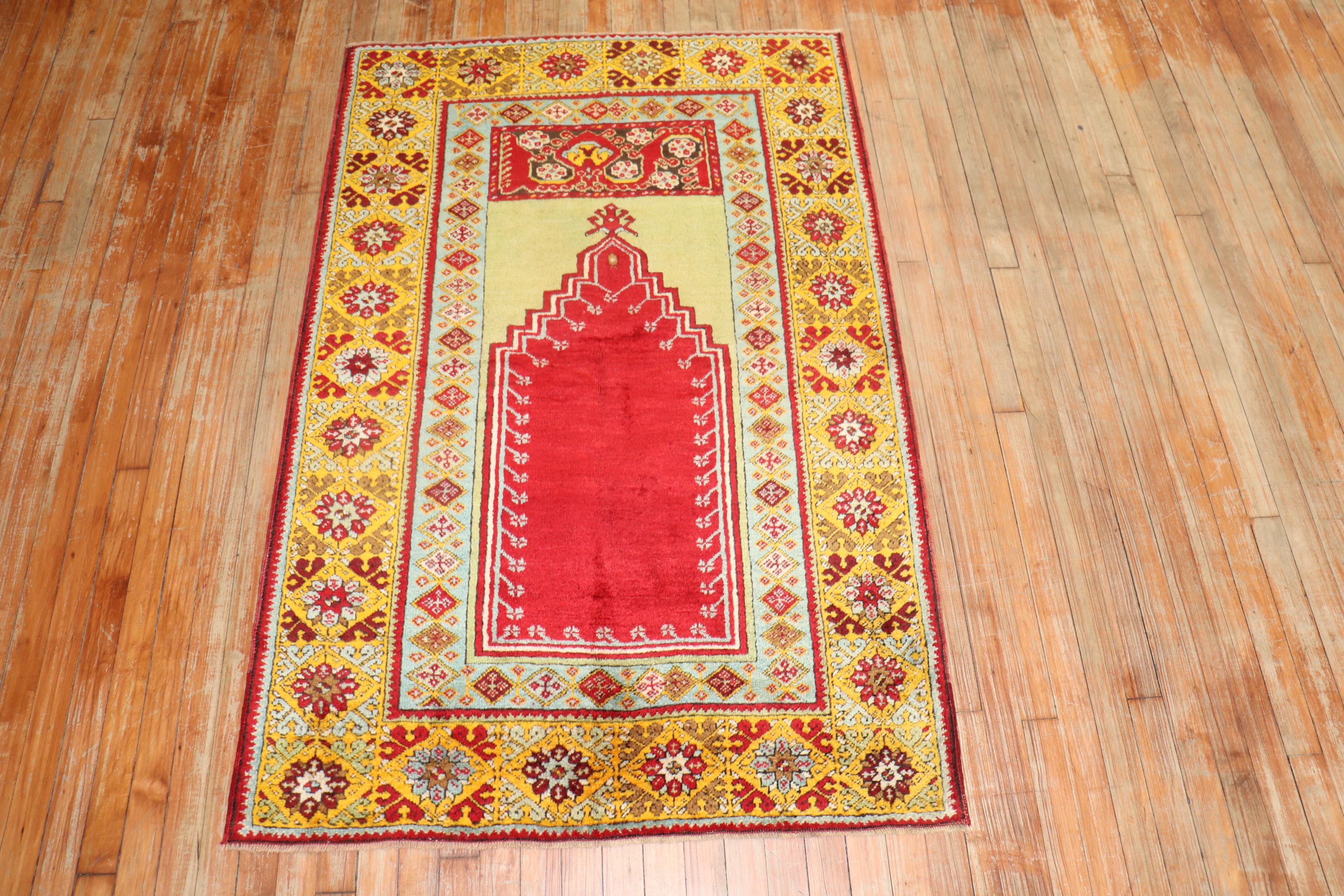 Islamique Tapis de prière turc ancien et coloré Oushak en vente