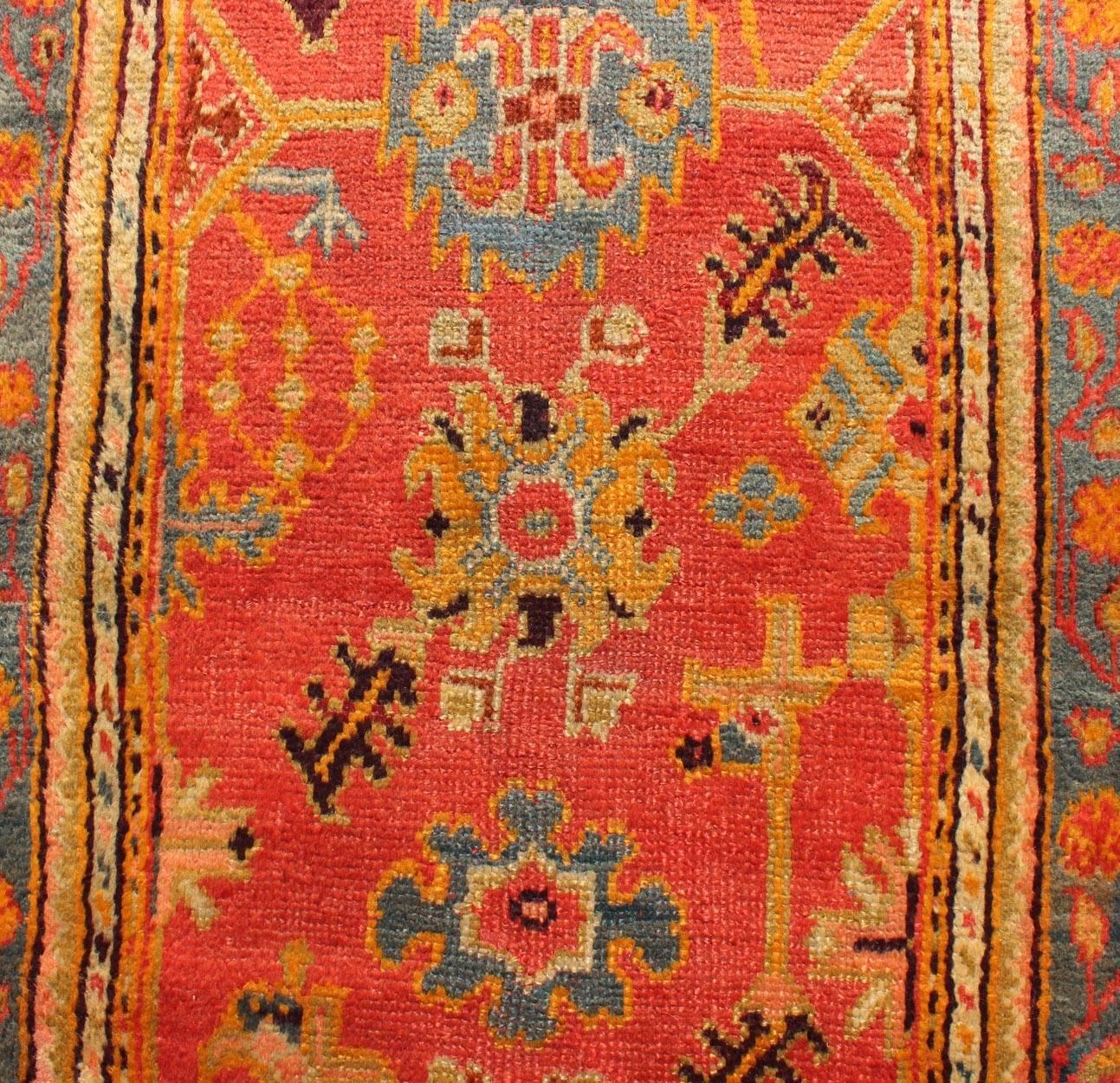 Noué à la main Tapis de couloir large turc ancien et coloré Oushak avec motifs tribaux géométriques en vente