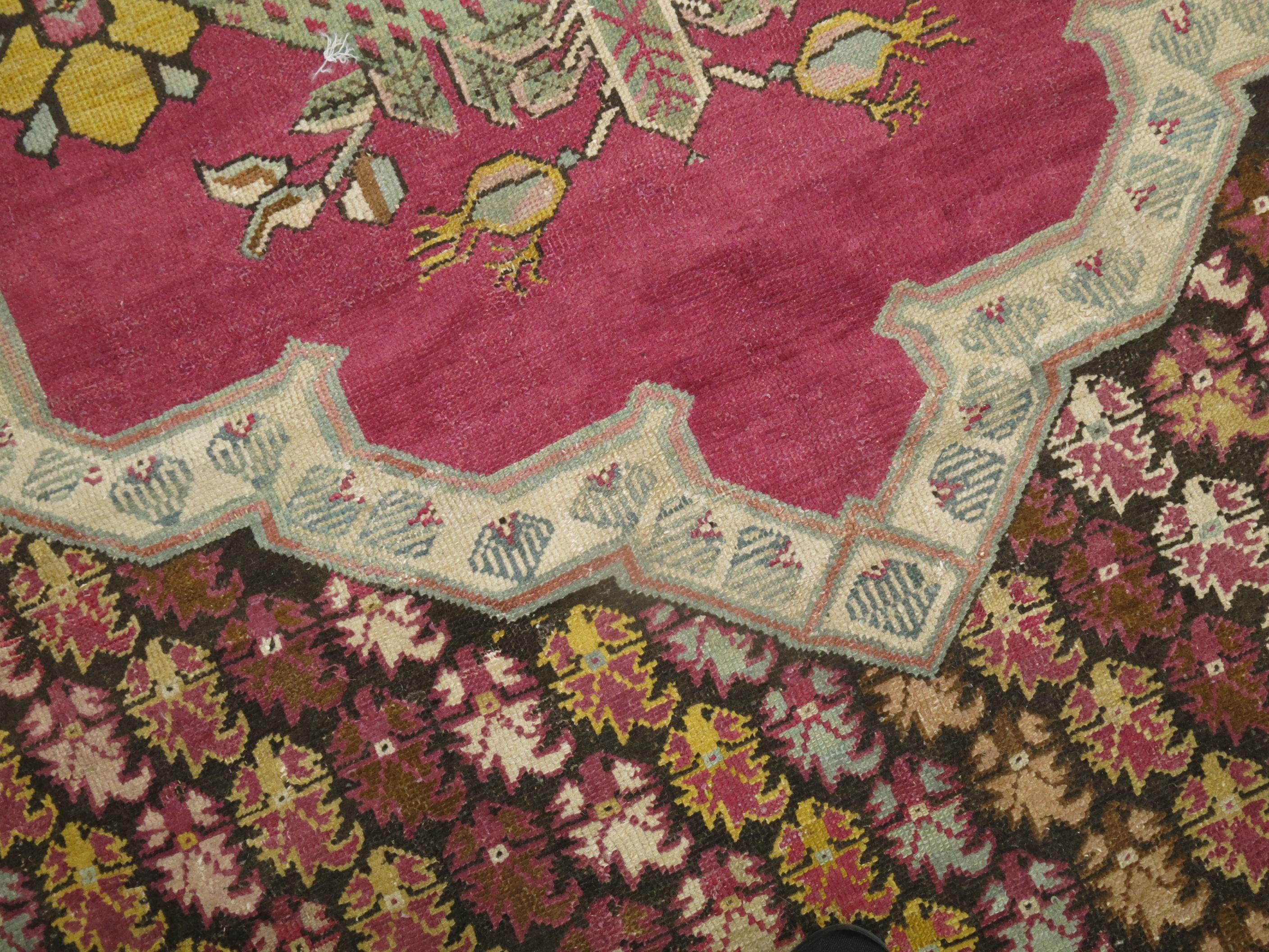 Buntfarbener antiker türkischer Teppich aus Ghiordes Village im Angebot 2