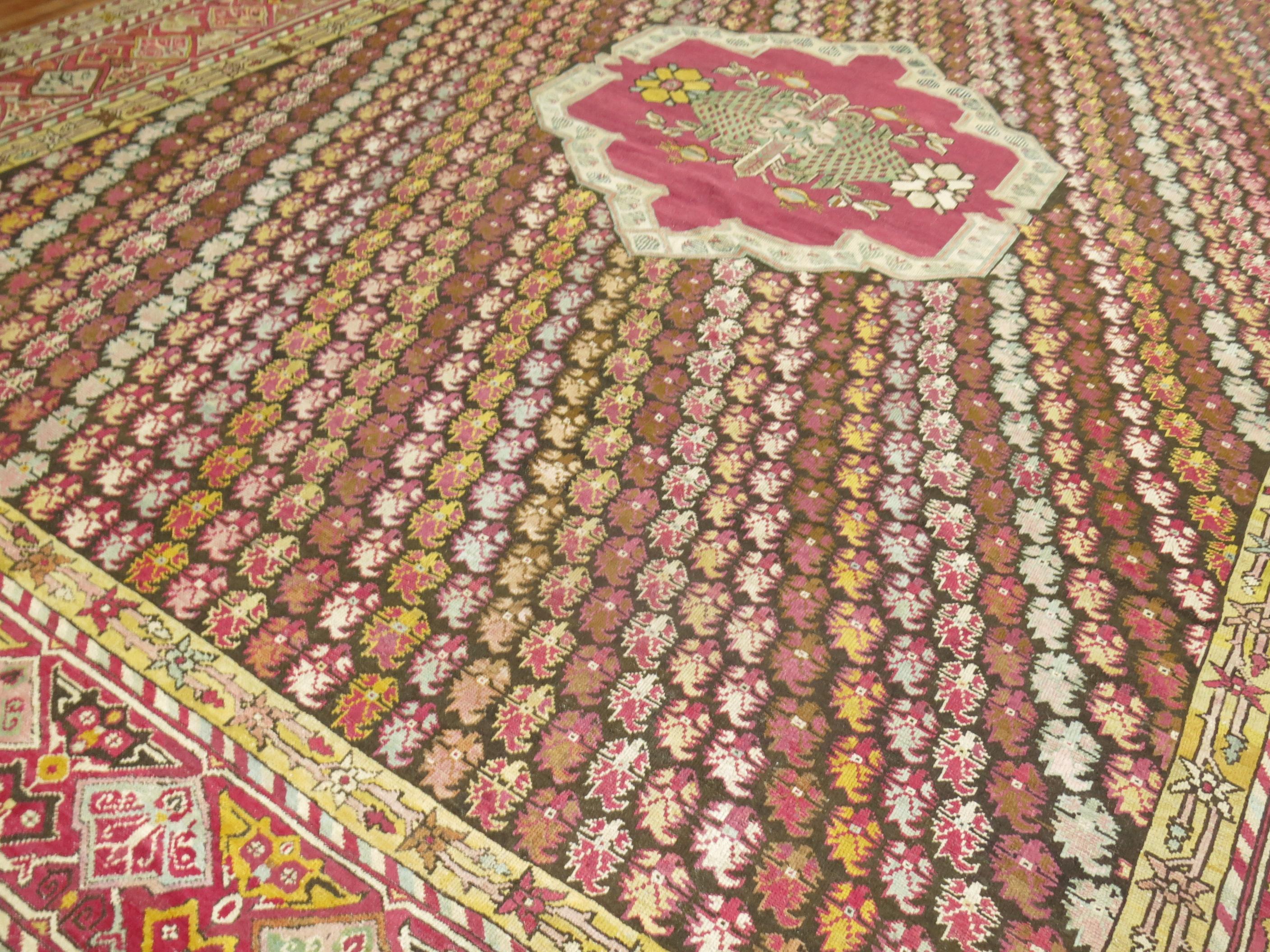 Buntfarbener antiker türkischer Teppich aus Ghiordes Village im Angebot 5