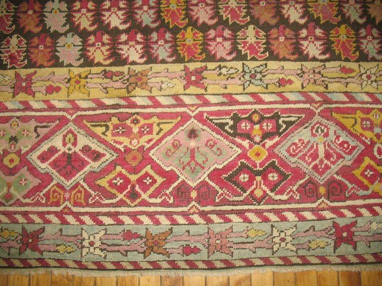 Ein wilder und verrückter antiker türkischer Ghiordes-Teppich mit allerlei lustigen und schillernden Elementen.

Seit Beginn ihrer Herstellung im 18. Jahrhundert sind die Teppiche aus der anatolischen Stadt Ghiordes vor allem für ihre