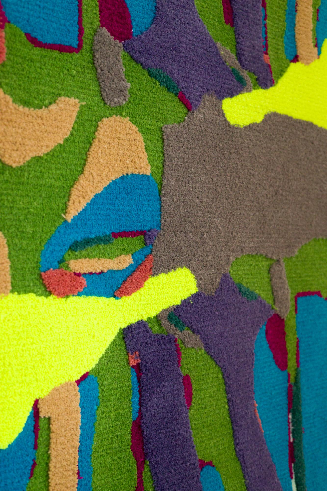 Ce tapis au design abstrait est une pièce actuellement en production dans le cadre de la première collection TTW Editions de Tuft the World. Cette pièce est touffetée et fabriquée dans l'atelier Tuft the World aux États-Unis avec de la laine 100 %