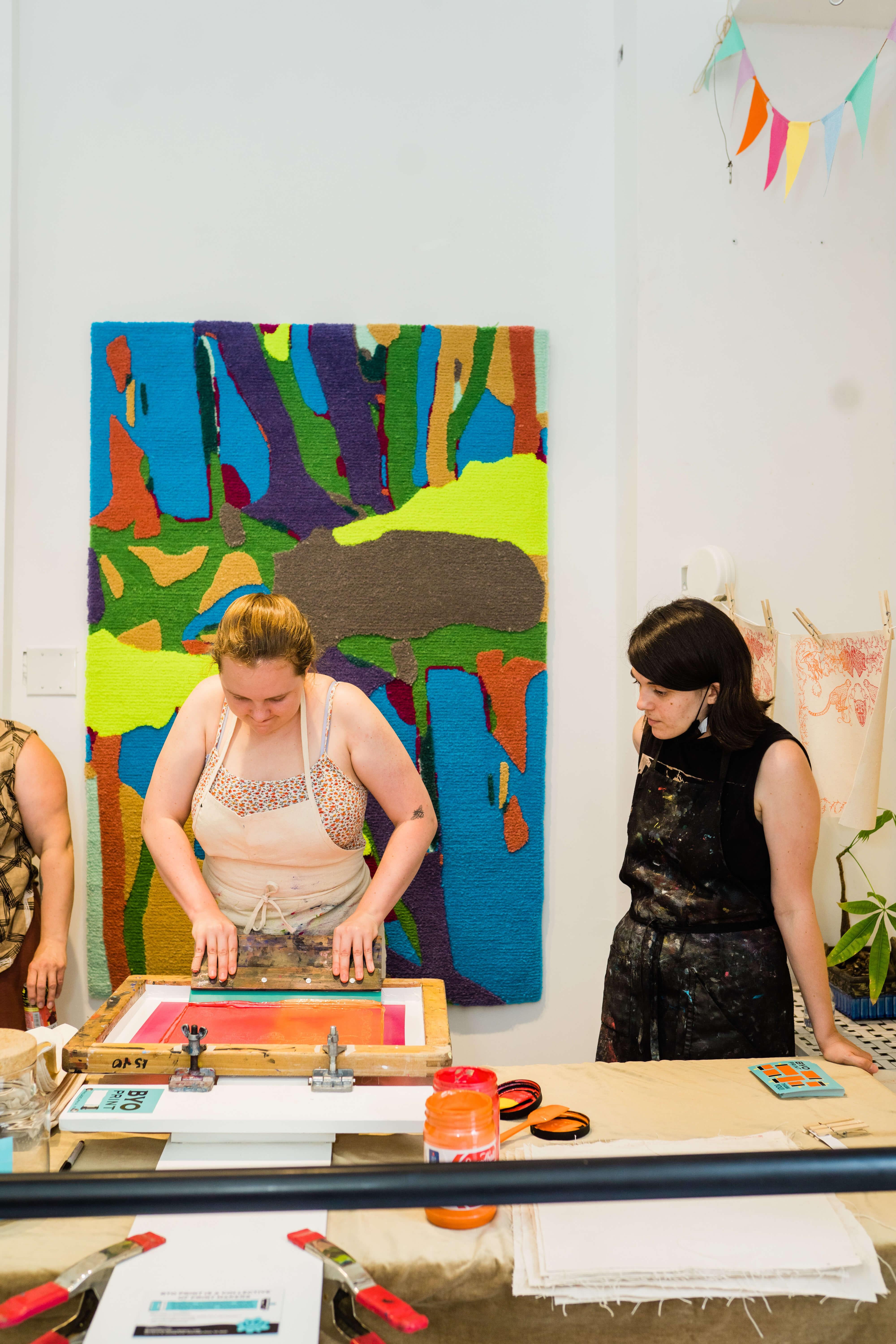 Bunter Flächenteppich, getuftete neuseeländische Wolle im Angebot 2